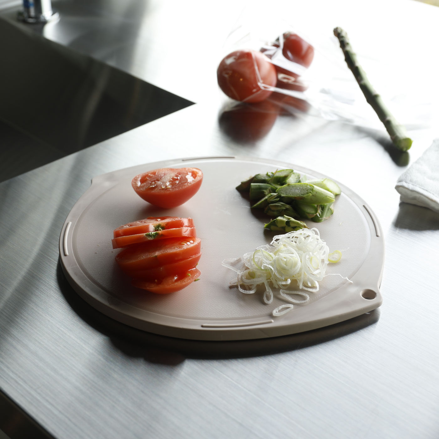 FELISSIMO PARTNERS|複数の食材が切りやすい！抗菌丸型まな板