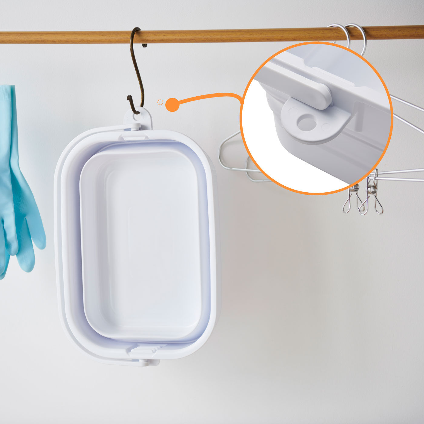 FELISSIMO PARTNERS|洗濯板付き折りたためるつけ置き洗いバケツ７Ｌ〈ふた付き〉|フック穴付きなので引っかけて収納できます。