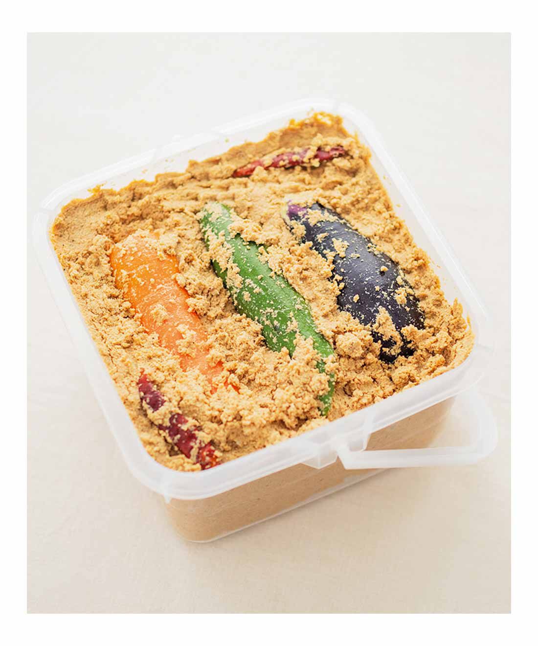 FP産地直送マルシェ|【締切1月4日】キットで手軽にわたしの味づくり 季節の手しごと12ヵ月コース|日印食品 島本さんからのワンポイント! 野菜の他に、卵やチーズなども漬けるとおいしいです。水分が出てきたら足しぬかをしてお世話をしてくださいね。