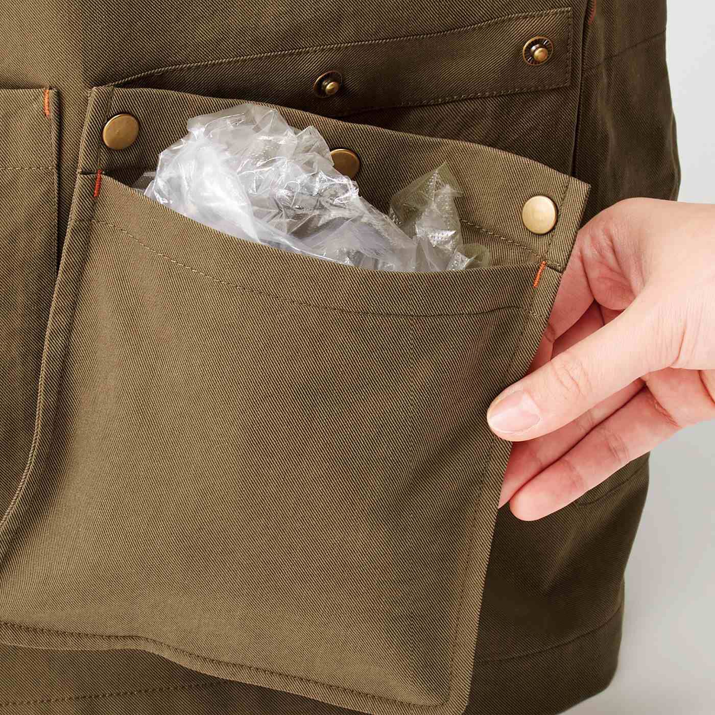 フェリシモ女子DIY部|フェリシモ女子DIY部　５つのポケットが便利！ 多機能エプロン|ゴミ用ポケットはスナップボタンで外せて、さっと中身を捨てられます。