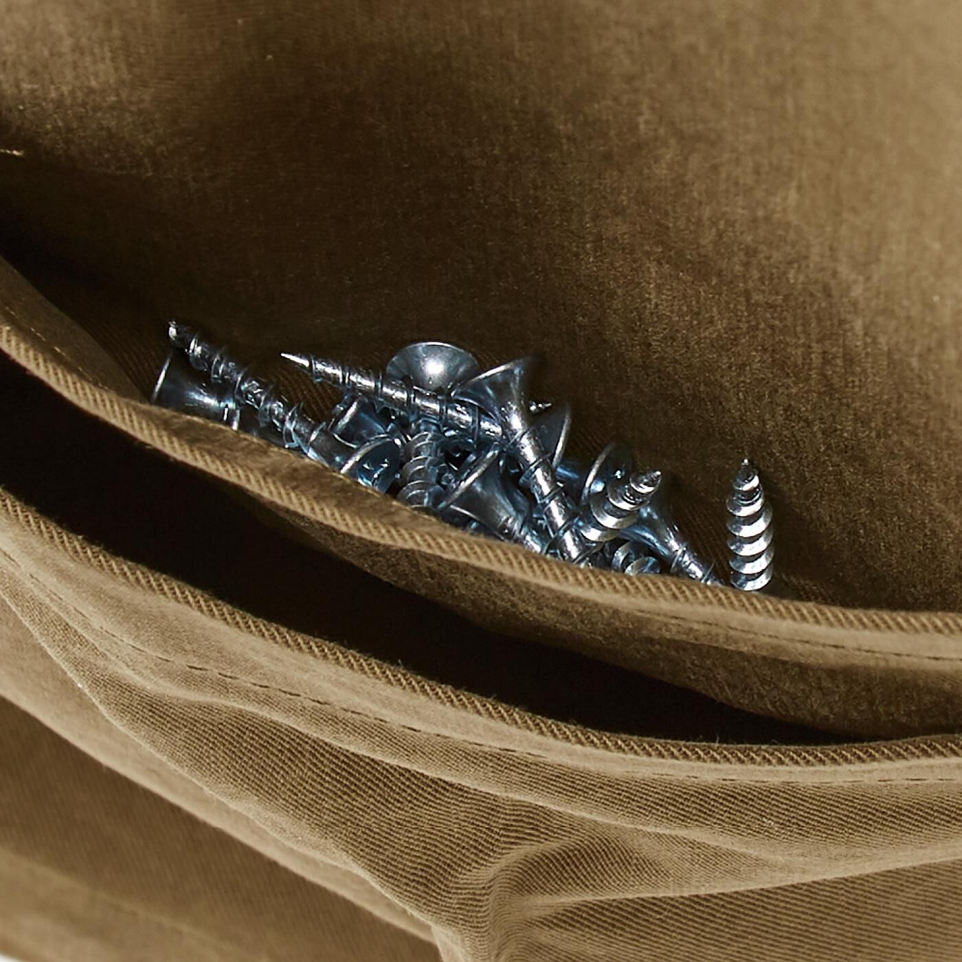 フェリシモ女子DIY部|フェリシモ女子DIY部　５つのポケットが便利！ 多機能エプロン|大きなポケットの内側には、くぎやねじを入れるのにぴったりの浅めのポケット。