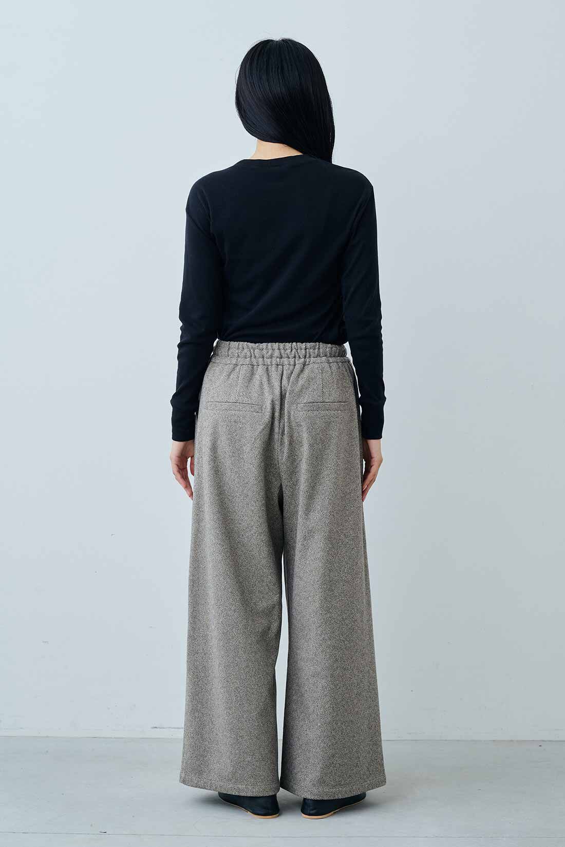 MEDE19F [メデ・ジュウキュウ]|MEDE19F　タック遣いのへリンボン柄ワイドパンツ〈ニュアンスブラウン〉|モデル身長：163cm　着用サイズ：M
