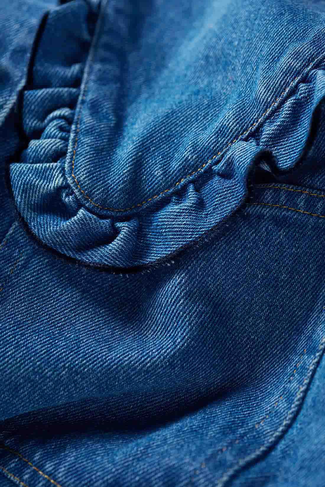 MEDE19F|MEDE19F　フリル衿デニムシャツジャケット〈ユーズドブルー〉|ユーズド加工による古着風の表情や、ごわつきのない着用感もポイント。ボタンは本格的な打ち込みタイプです。