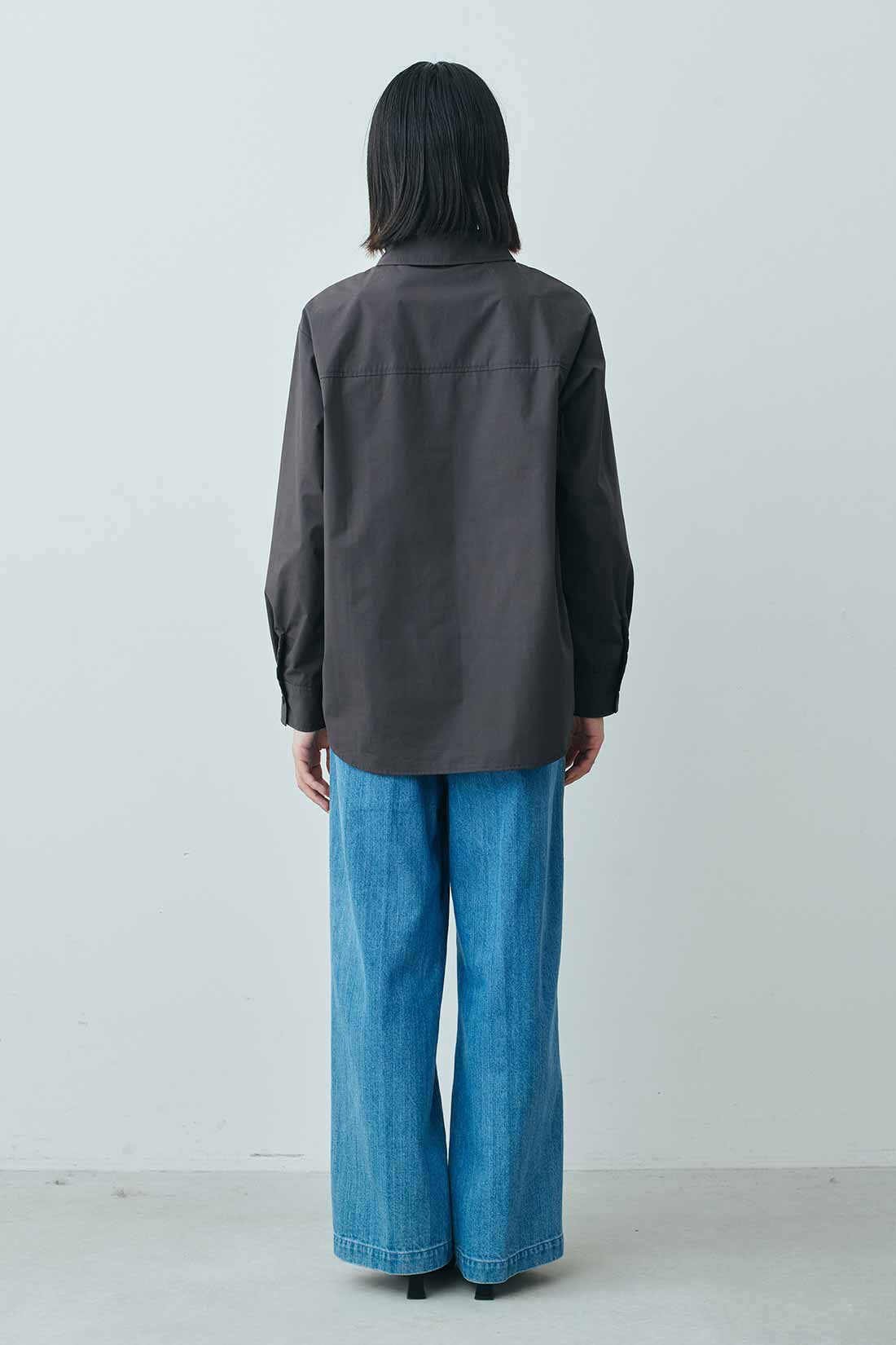 MEDE19F|MEDE19F　ミュルーズモダン〈「ミュルーズ染織美術館」アーカイブコレクション〉フラワーモチーフプリントシャツ〈チャコールグレー〉|モデル身長：163cm　着用サイズ：M