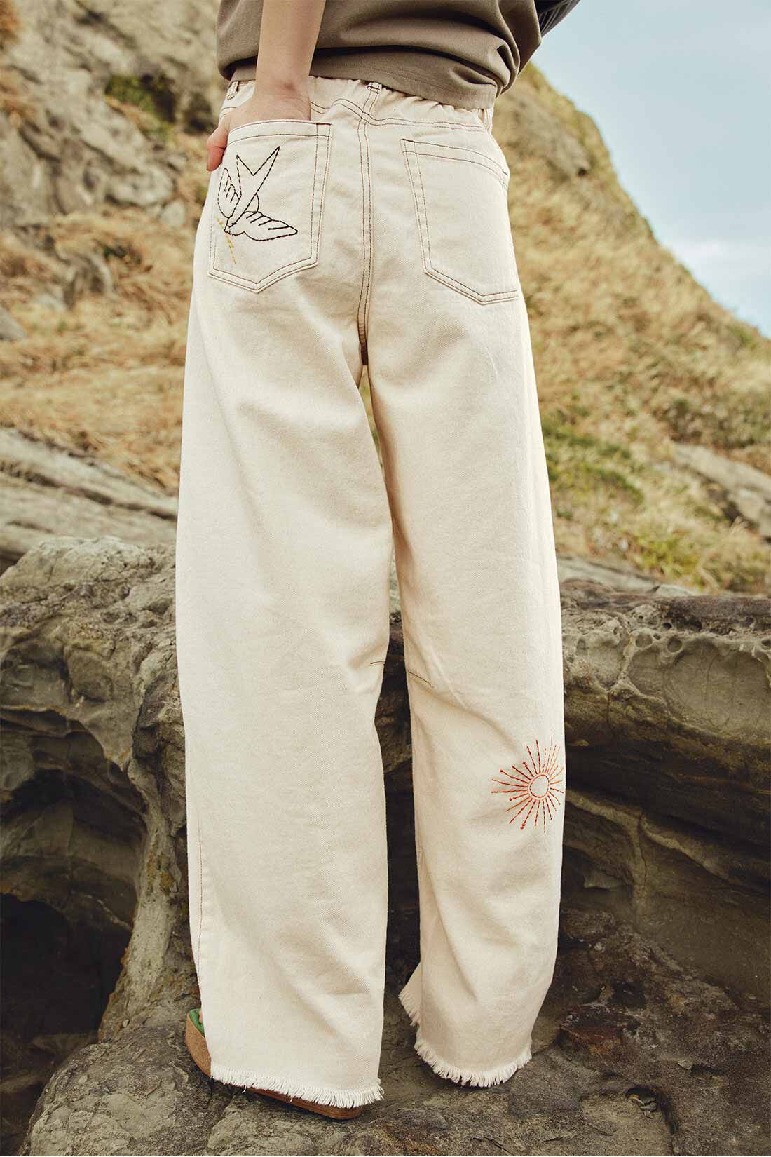 MEDE19F [メデ・ジュウキュウ]|MEDE19F　刺繍とプリントにこだわったバレルパンツ〈オフホワイト〉