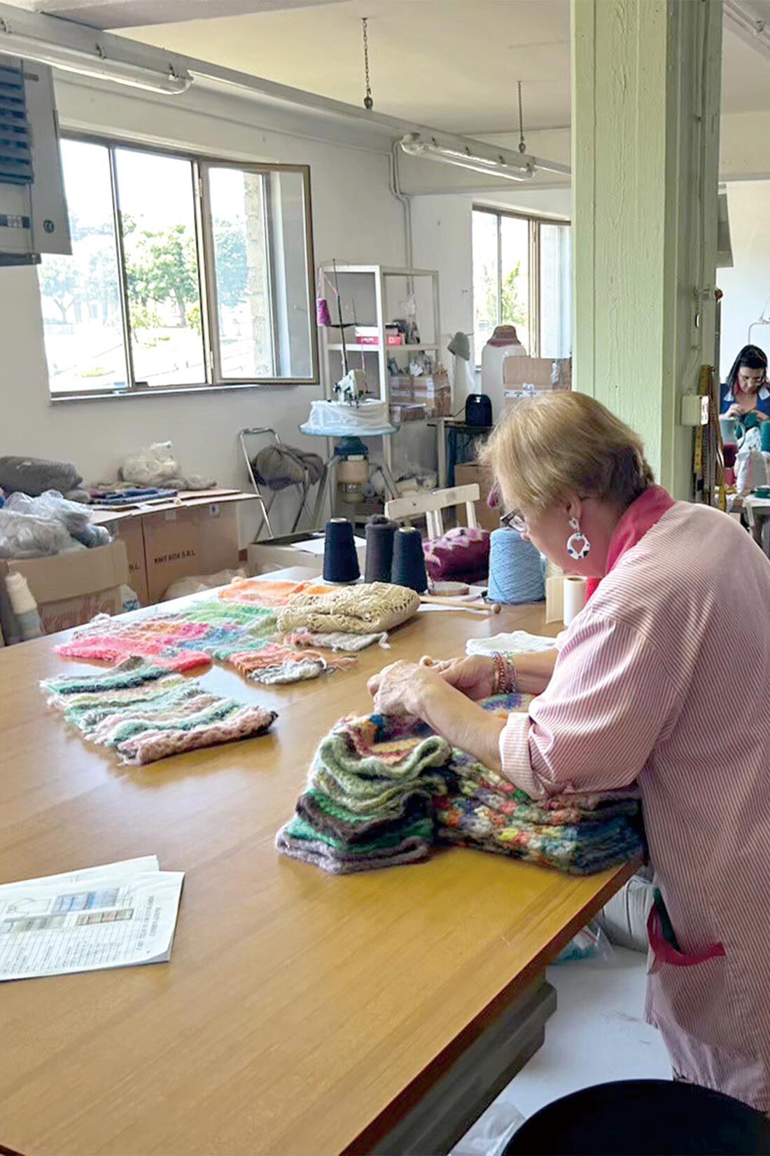 MEDE19F|MEDE19F　イタリアのおばあちゃんが編んでる工房で編みたてたウールのニットカーディガン〈オフホワイト〉|村の編み物を取り仕切る工房「チェッコーニ」。高齢の女性が中心だが、若い世代にも編み物の技は伝承されています。