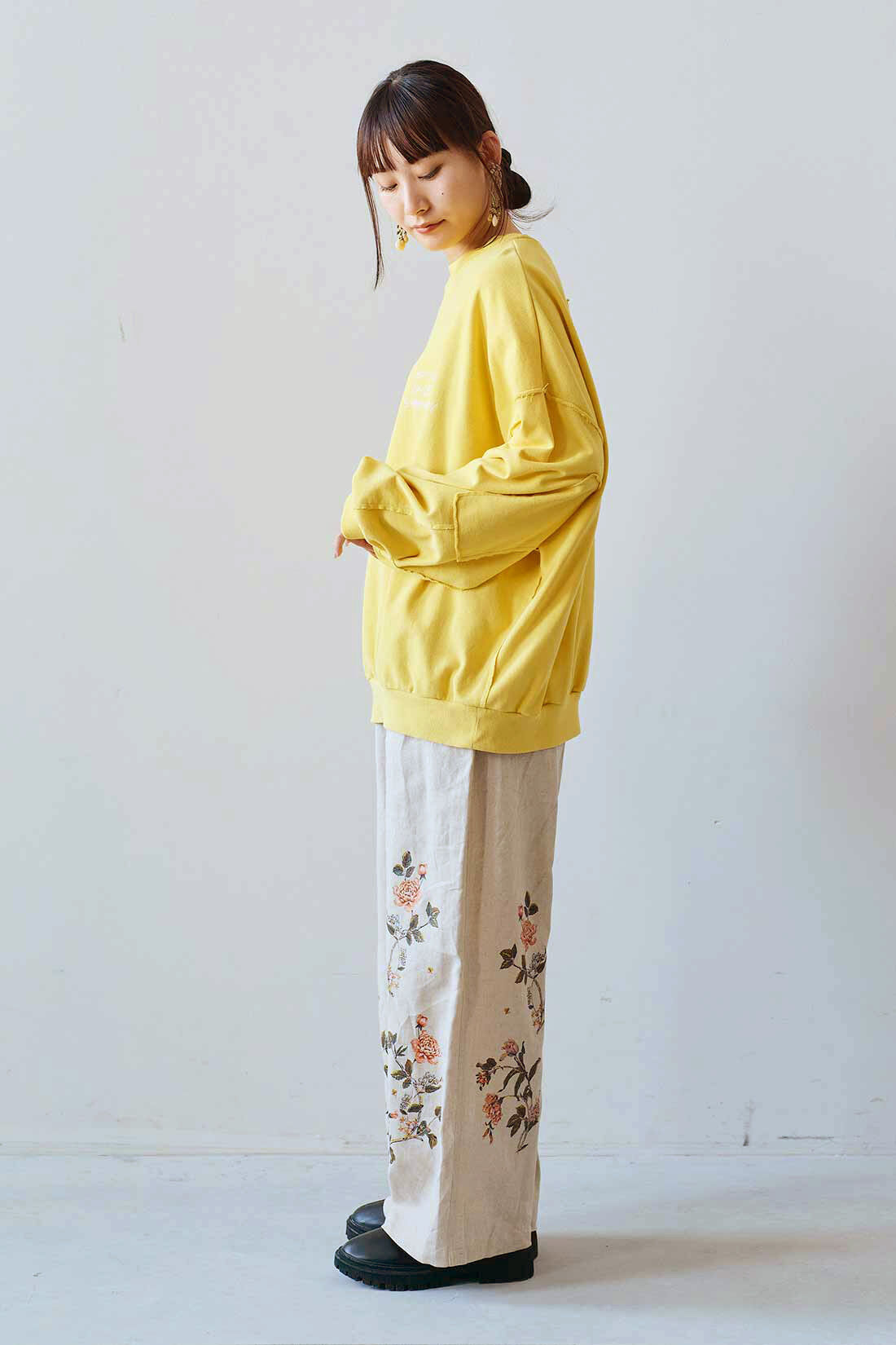 MEDE19F|MEDE19F　ミュルーズモダン〈「ミュルーズ染織美術館」アーカイブコレクション〉モチーフプリントパンツ〈リネンベージュ〉|モデル身長：158cm　着用サイズ：M