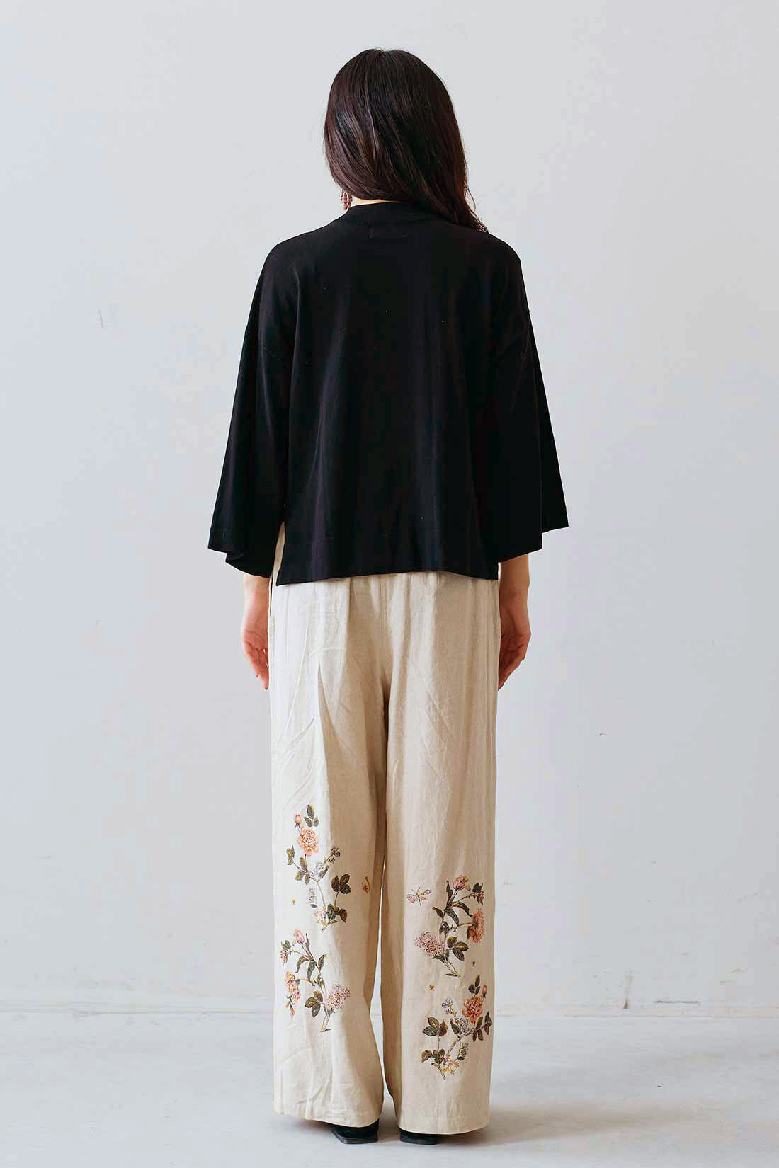 MEDE19F|MEDE19F　ミュルーズモダン〈「ミュルーズ染織美術館」アーカイブコレクション〉モチーフプリントパンツ〈リネンベージュ〉|モデル身長：163cm　着用サイズ：M