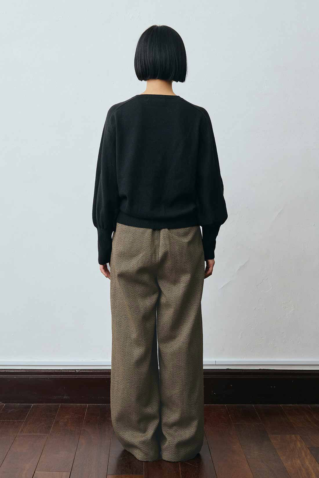 MEDE19F [メデ・ジュウキュウ]|MEDE19F ツイードヘリンボーンのリラックスベルテッドパンツ〈ブラウン〉|モデル身長：158cm　着用サイズ：M