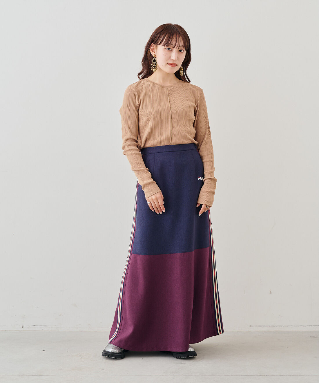 MEDE19F|FILAトラックブルゾン〈ネイビー×バーガンディ〉とコットンランダム リブトップスの会とコットンランダム リブトップスの会のコーディネート