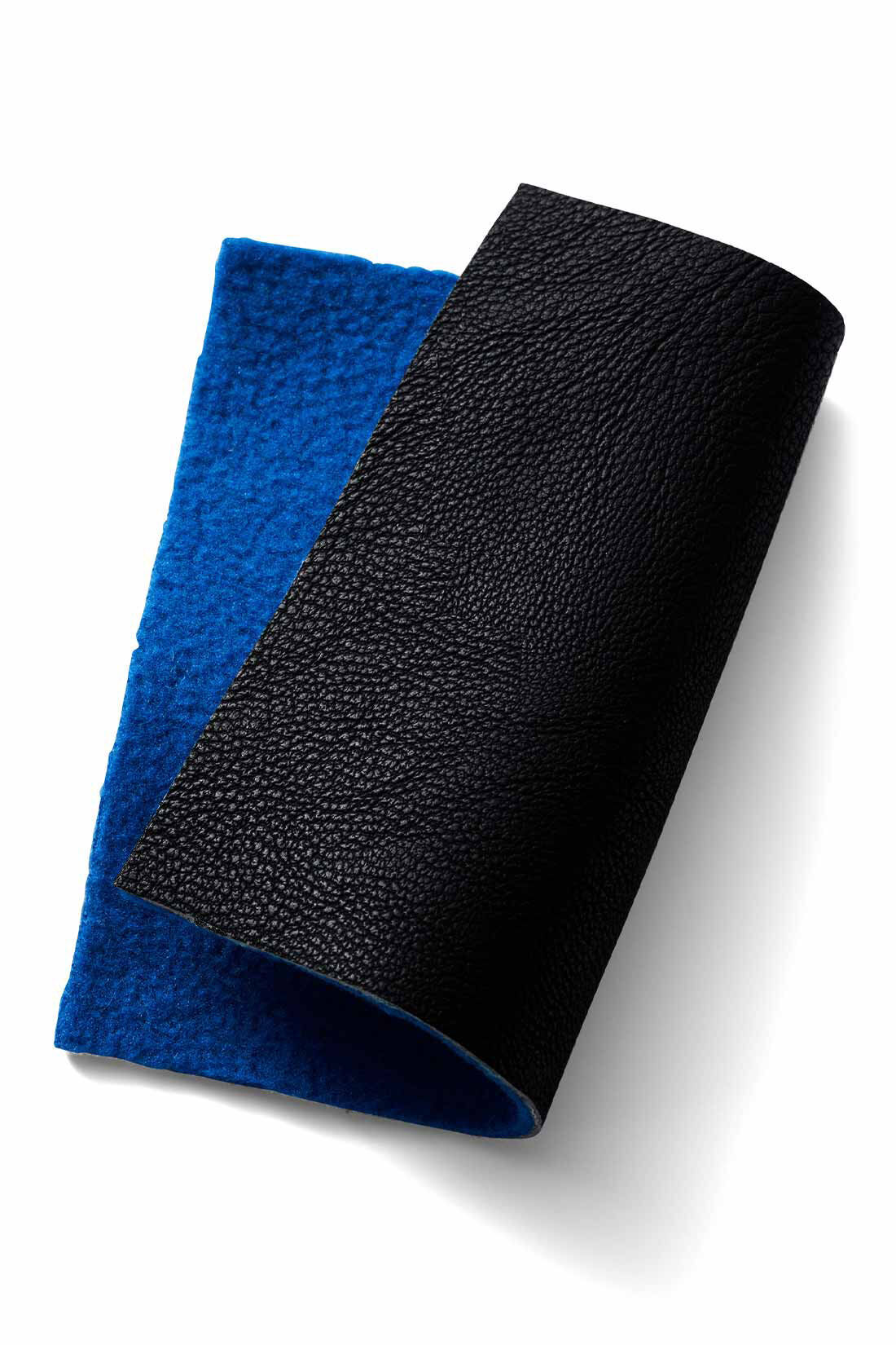 MEDE19F|MEDE19F　フェイクレザーのバルマカーンコート〈ブラック〉|軽量でごわつきのない、ポリウレタンのフェイクレザー素材。切りっぱなしの衿もとから、内側のフリース素材のブルーがのぞきます。