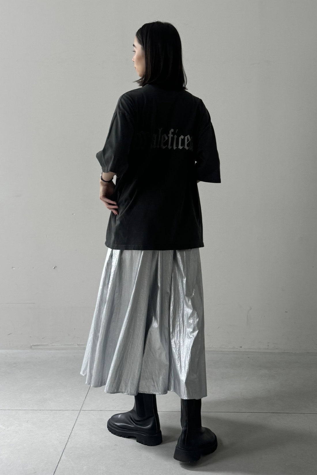 MEDE19F|シルバーコーティング素材のギャザースカートと防水加工のフェイクレザートラックブーツＭＤ１９のコーディネート|モデル身長：168cm　着用サイズ：M