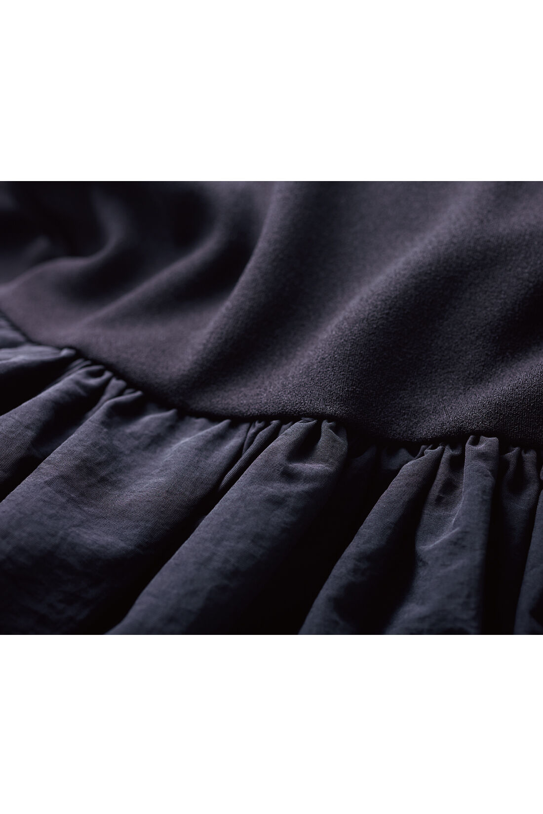 MEDE19F|MEDE19F×SCREEN KAORI　ドッキングワンピース＆ファーカフス〈ブラック〉|トップス部分はマットなカットソージョゼット。スカート部分はドライな感触のナイロン素材。