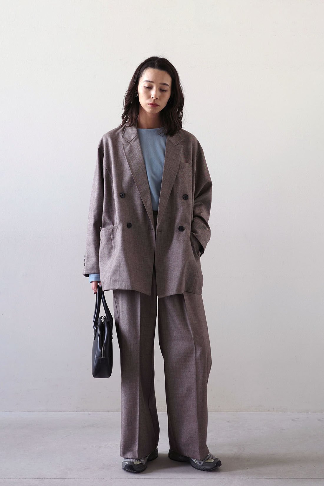 MEDE19F [メデ・ジュウキュウ]|MEDE19F シャークスキン ダブルジャケット〈グレーベージュ〉とMEDE19F シャークスキン ワイドスラックス〈グレーベージュ〉のコーディネート|モデル身長：168cm Mサイズ着用