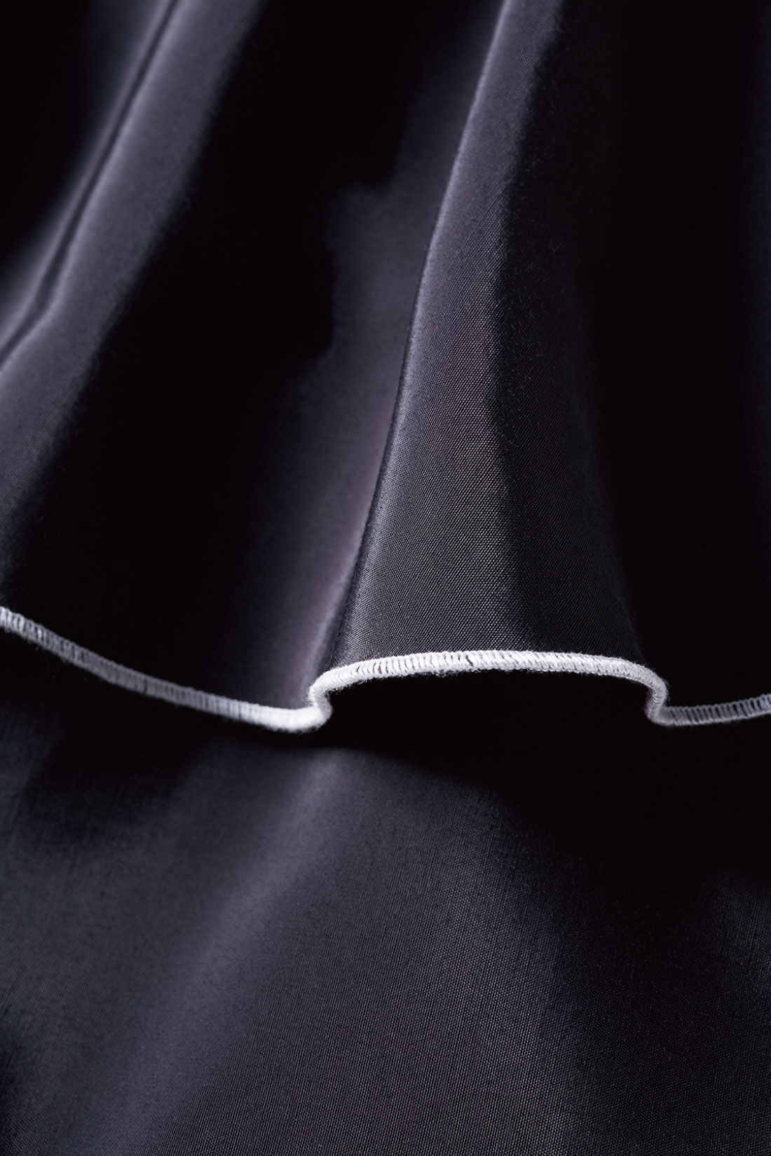 MEDE19F|MEDE19F×SCREEN KAORI　フリルショートシャツ〈ブラック〉|レーヨン・ポリエステルの、光沢のあるサテン素材。