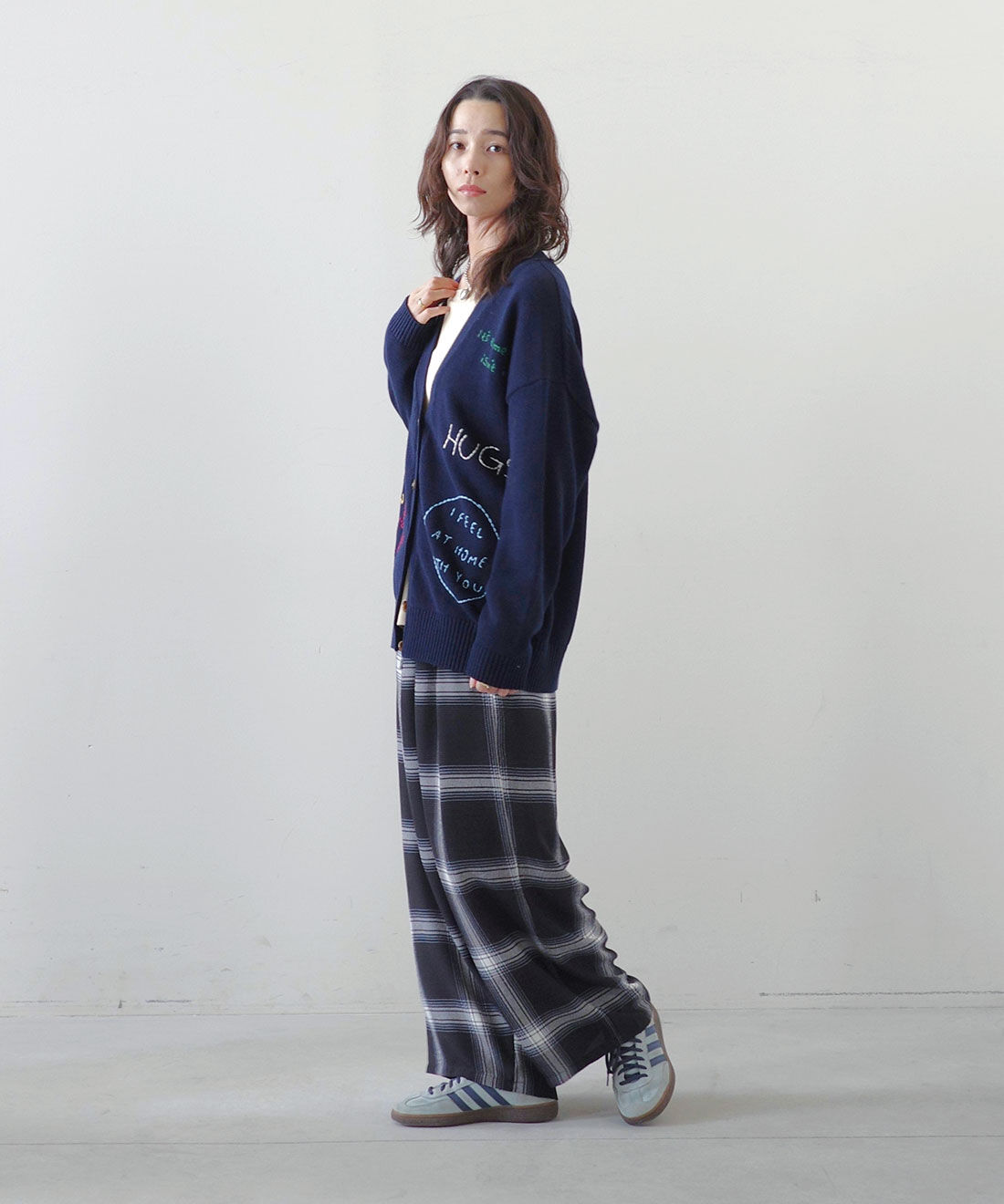 MEDE19F|コットンシアー ラグラントップスとラップデザイン プリントチェックパンツ〈ブラック〉のコーディネート