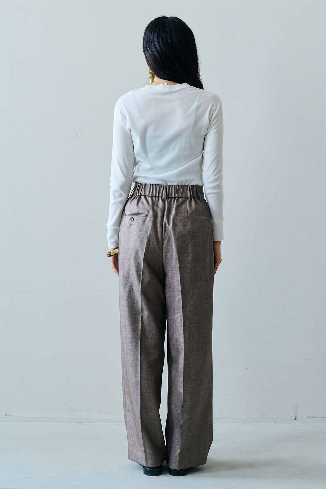 MEDE19F|MEDE19F　シャークスキンのリラックスワイドスラックス〈グレーベージュ〉|モデル身長：163cm　着用サイズ：M