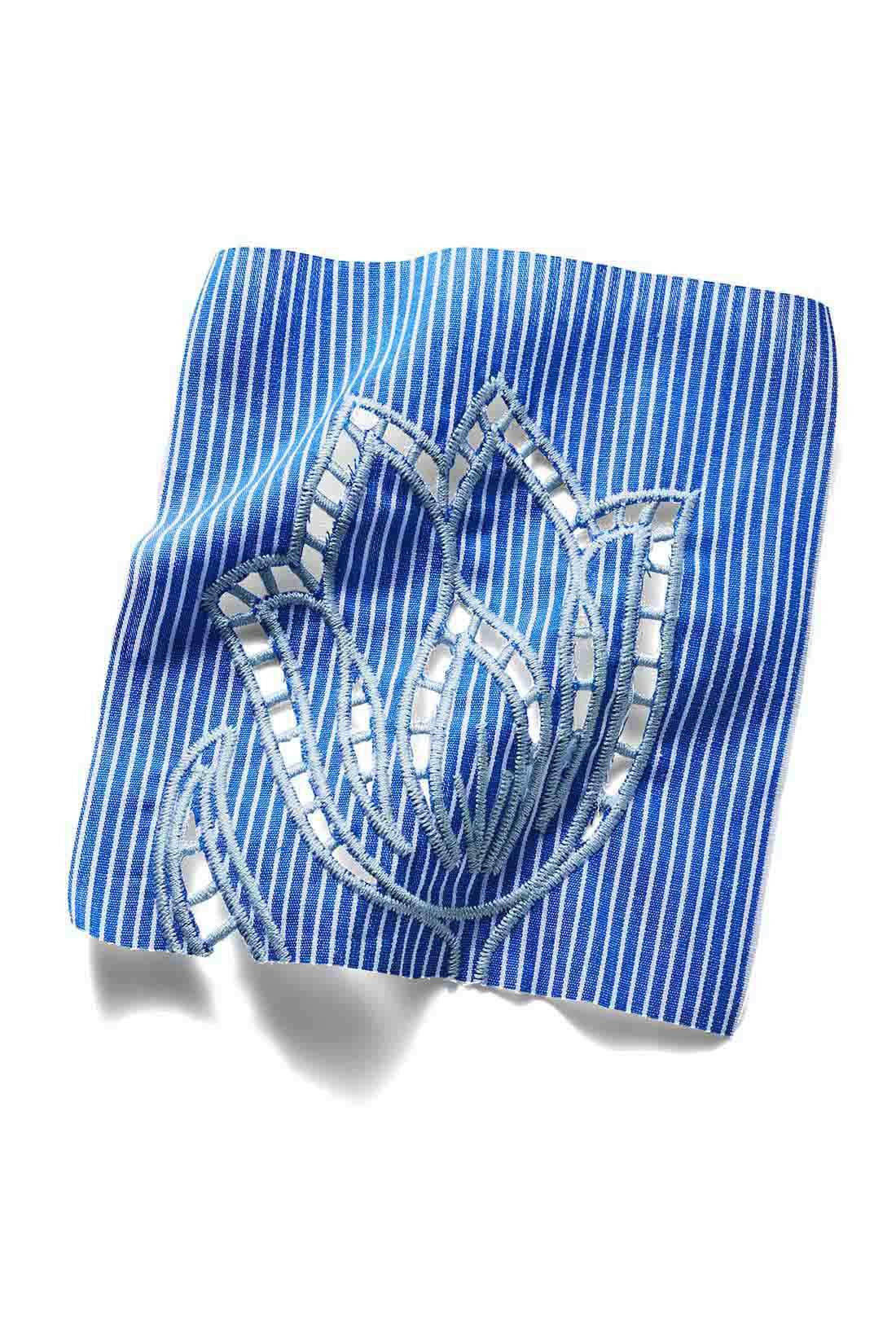 MEDE19F|MEDE19F　カットワーク刺しゅう遣いのクレリックシャツ〈ブルーストライプ〉|細い糸で織られた、綿100％の先染めストライプ生地で上品に。