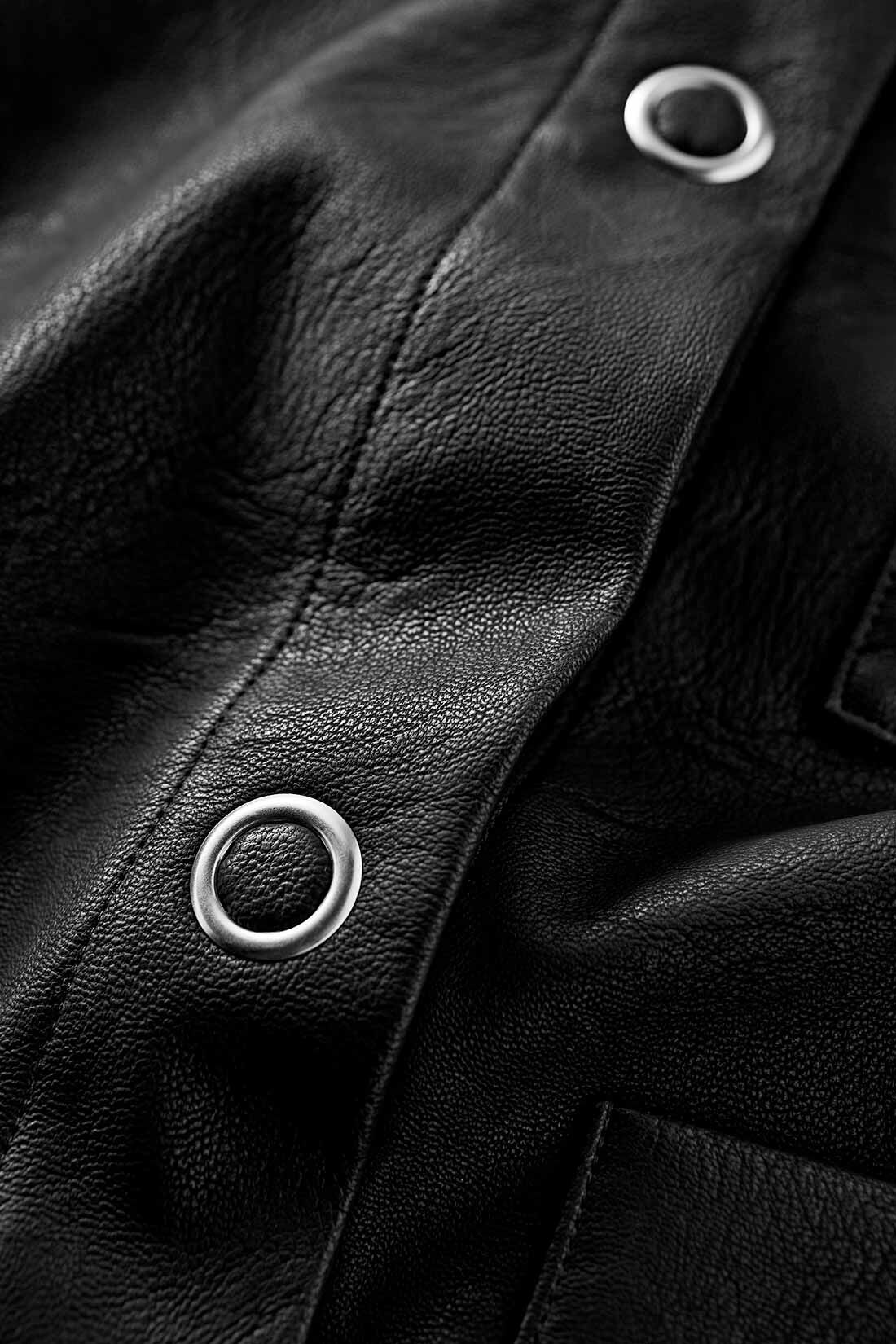 MEDE19F|MEDE19F　エコレザーのオーバーカバーオール〈ブラック〉|軽量で、マットな質感が上品なエコレザー素材。直径21�oのスナップボタンがアクセントに。