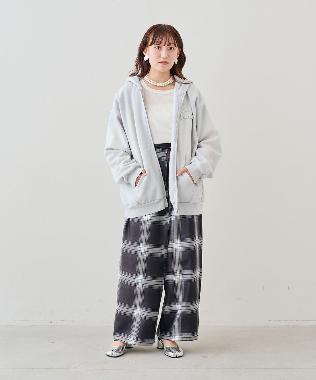 MEDE19F [メデ・ジュウキュウ]|やわらかジップフーディーの会と古着屋でみつけたようなジップフーディーの会とクラッシュべロア調 トップスの会とラップデザイン プリントチェックパンツ〈ブラック〉のコーディネート