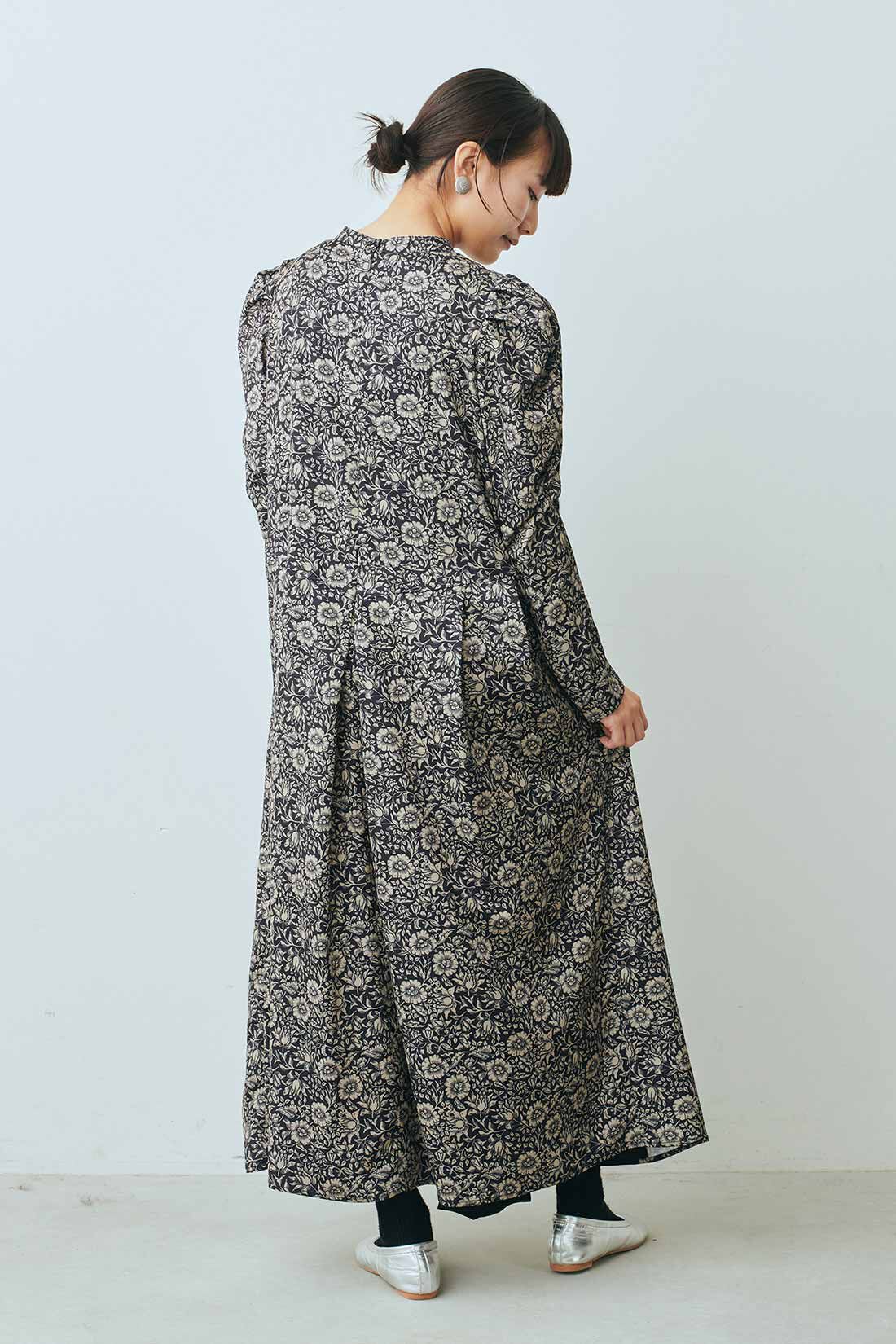 MEDE19F|MEDE19F　〈atelier Morris〉アシメトリーヘムプリントワンピース〈ネイビー〉|モデル身長：158cm　着用サイズ：M