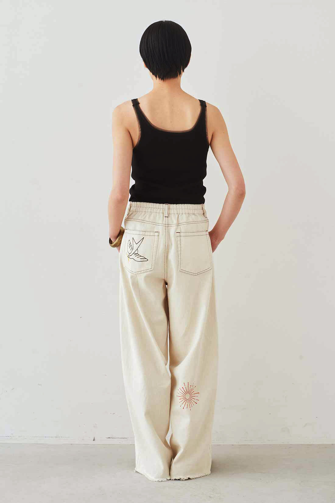 MEDE19F [メデ・ジュウキュウ]|MEDE19F　刺繍とプリントにこだわったバレルパンツ〈オフホワイト〉|モデル身長：163cm　着用サイズ：M