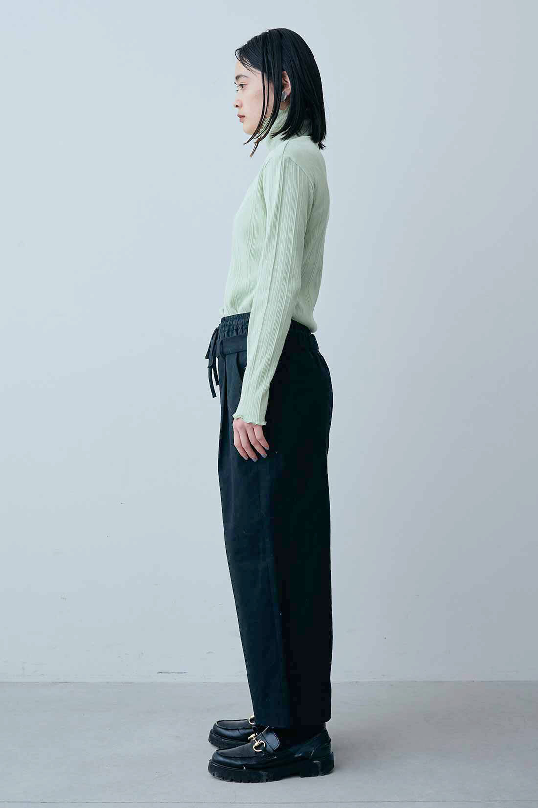 MEDE19F [メデ・ジュウキュウ]|MEDE19F　綿麻へリンボーン素材のダブルウエストパンツ〈ブラック〉|モデル身長：167cm　着用サイズ：M