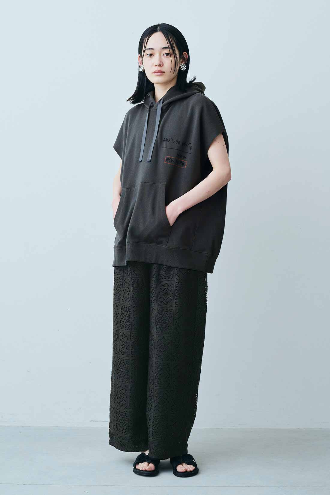 MEDE19F [メデ・ジュウキュウ]|MEDE19F　ART meets MEDE19F フーディトップス〈Jean-Michel Basquiat〉〈チャコールグレー〉|モデル身長：167cm　着用サイズ：M