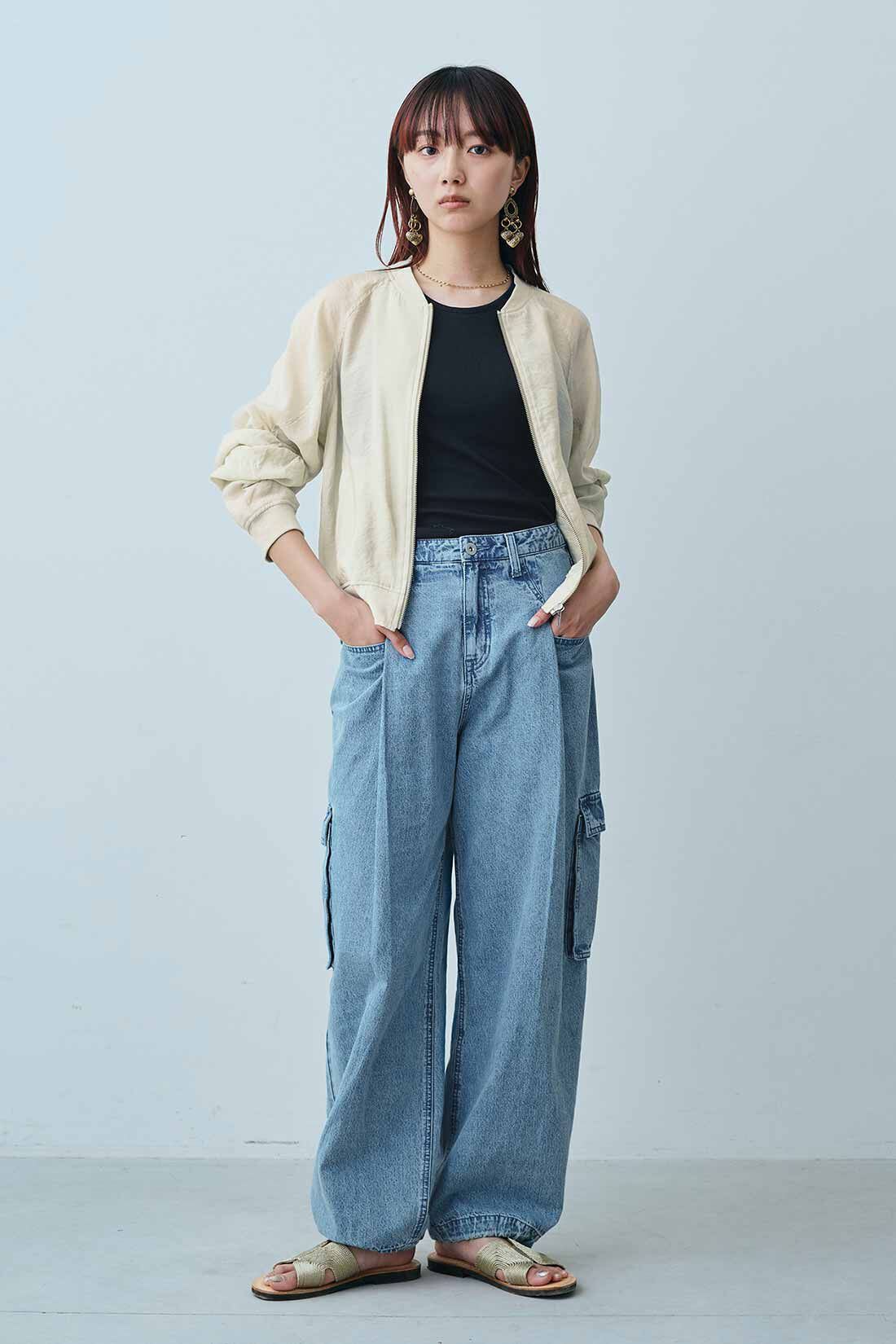 MEDE19F [メデ・ジュウキュウ]|MEDE19F　リネン混デニムでつくったカーゴパンツ〈フェードブルー〉|モデル身長：163cm　着用サイズ：M