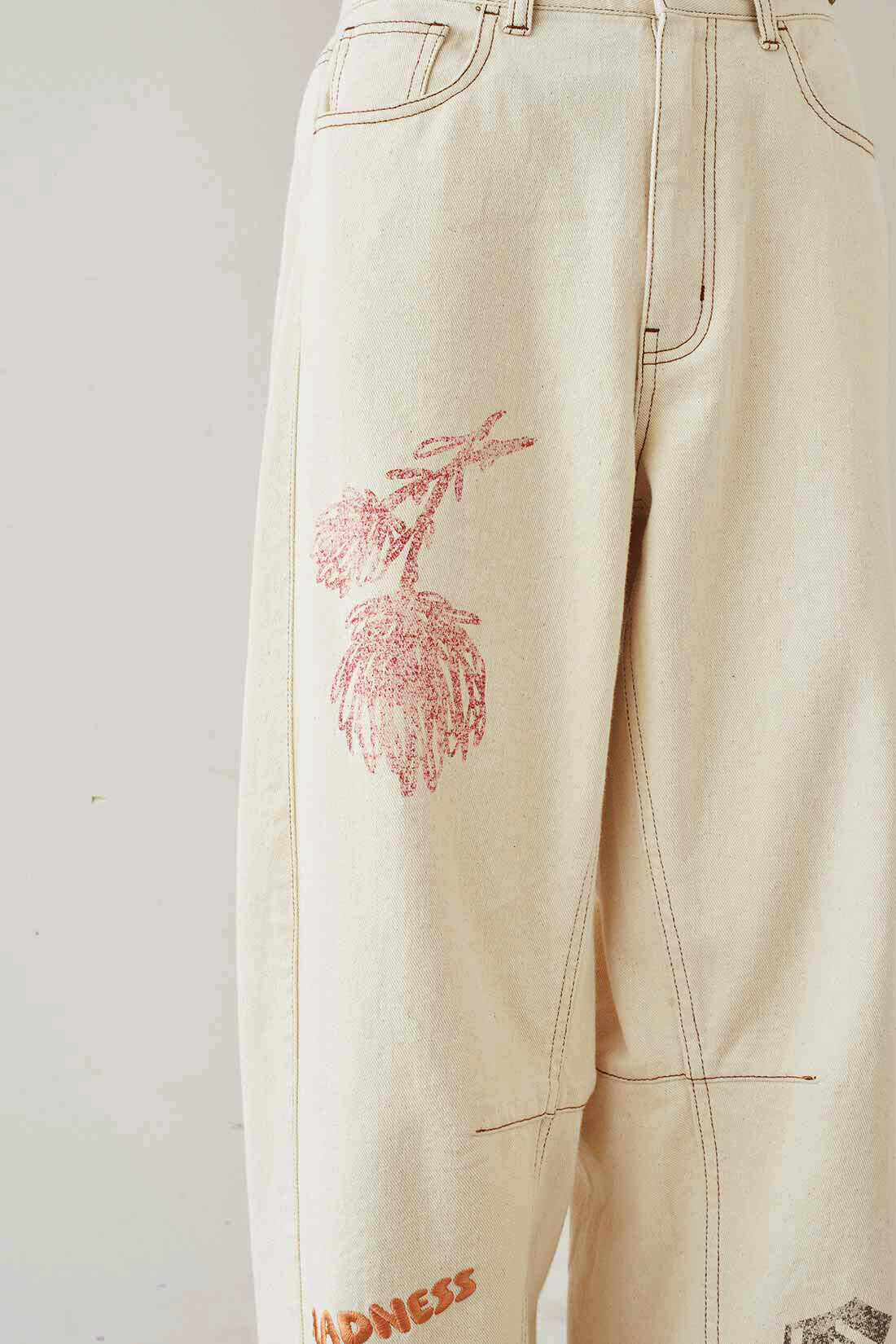MEDE19F [メデ・ジュウキュウ]|MEDE19F　刺繍とプリントにこだわったバレルパンツ〈オフホワイト〉
