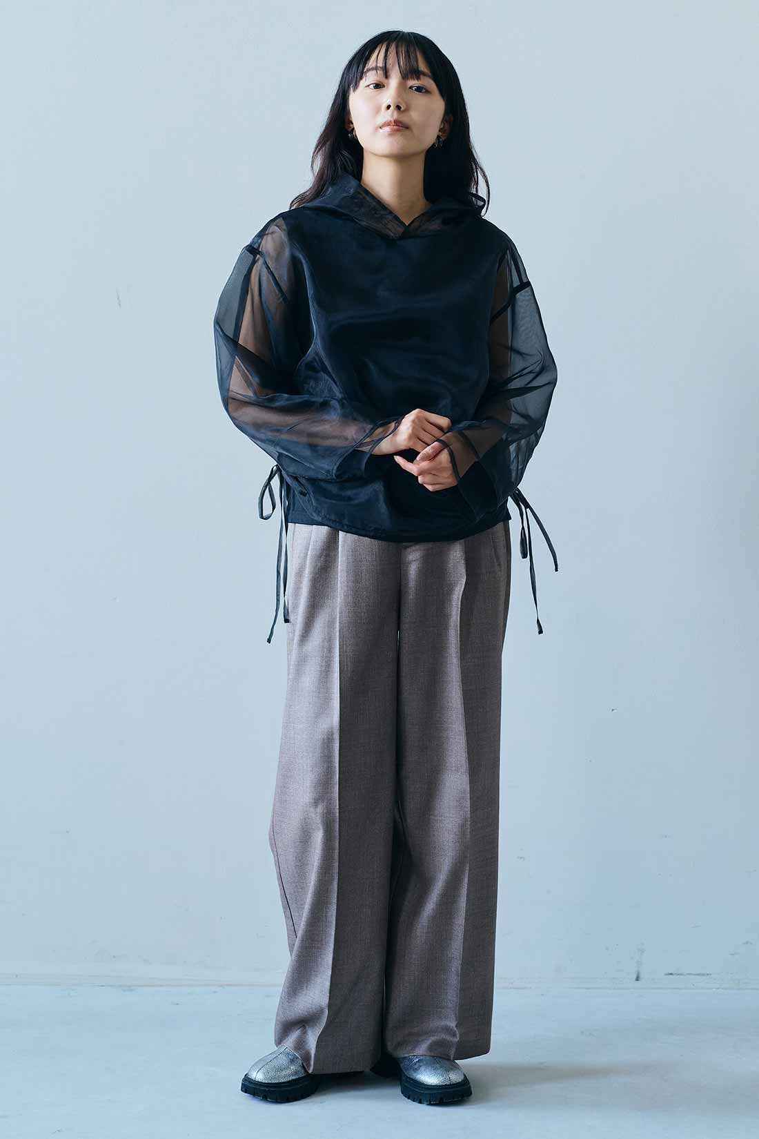 MEDE19F|MEDE19F　シャークスキンのリラックスワイドスラックス〈グレーベージュ〉|モデル身長：163cm　着用サイズ：M