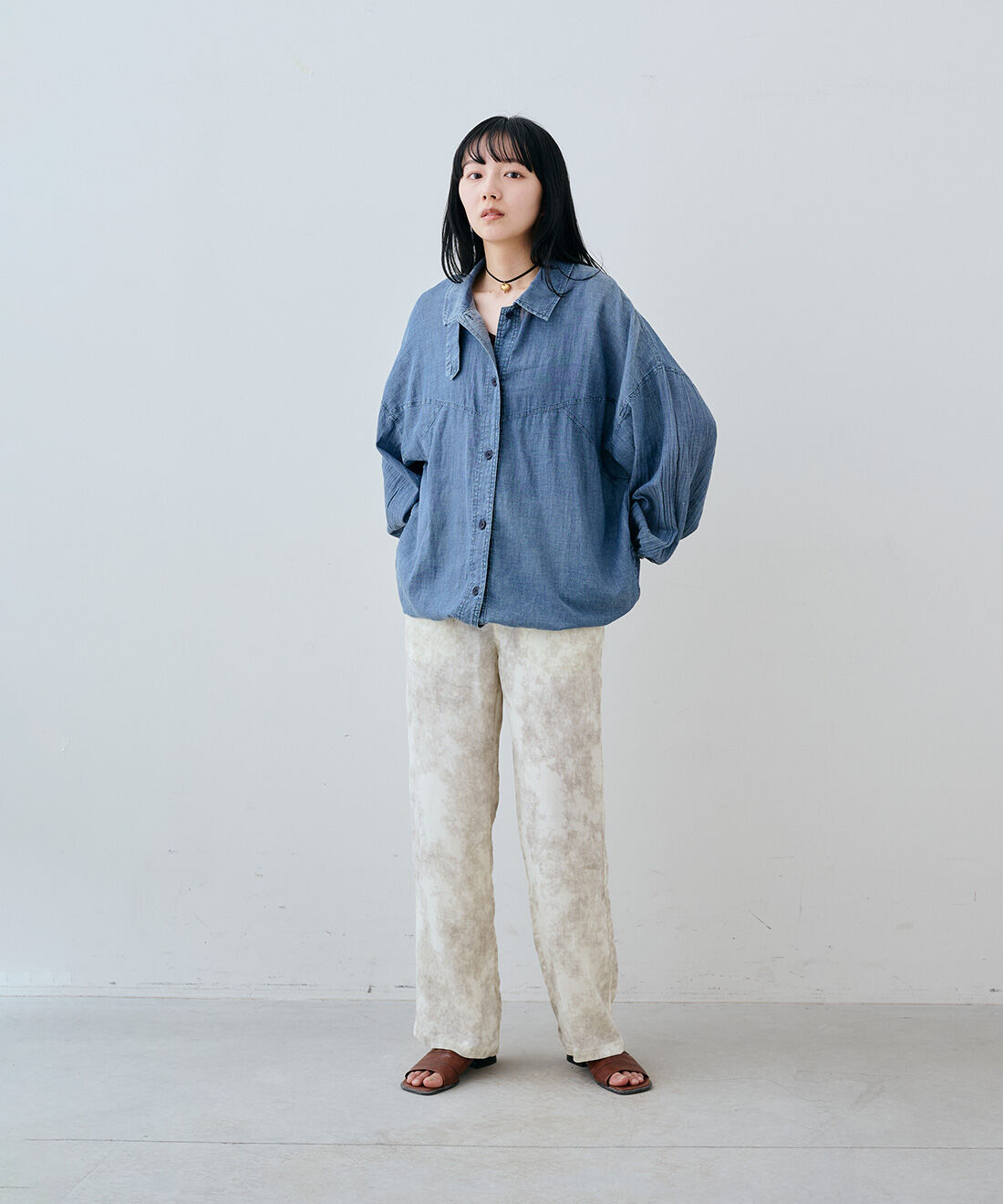 MEDE19F [メデ・ジュウキュウ]|シアーデニムでつくった シャツブルゾン〈ブルー〉とヴィンテージハートモチーフベルベットリボンチョーカーのコーディネート|163cm　size：M