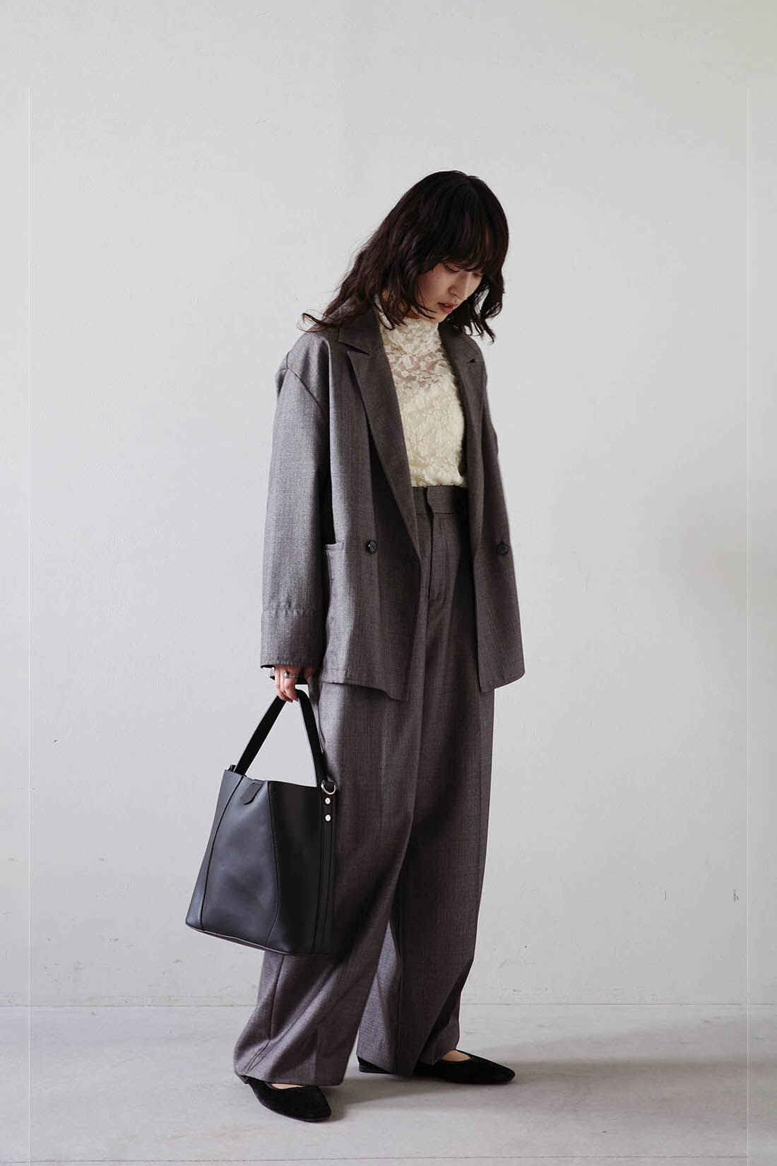 MEDE19F [メデ・ジュウキュウ]|シャークスキンのリラックスダブルジャケット〈シルバーチャコールグレー〉とシャークスキンのリラックスワイドスラックス〈シルバーチャコールグレー〉のコーディネート|モデル身長：156cm Mサイズ着用