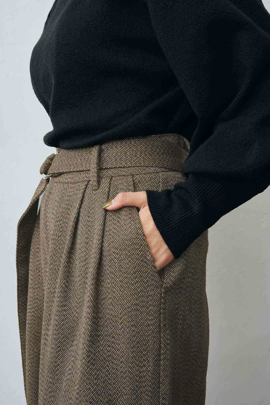 MEDE19F [メデ・ジュウキュウ]|MEDE19F ツイードヘリンボーンのリラックスベルテッドパンツ〈ブラウン〉