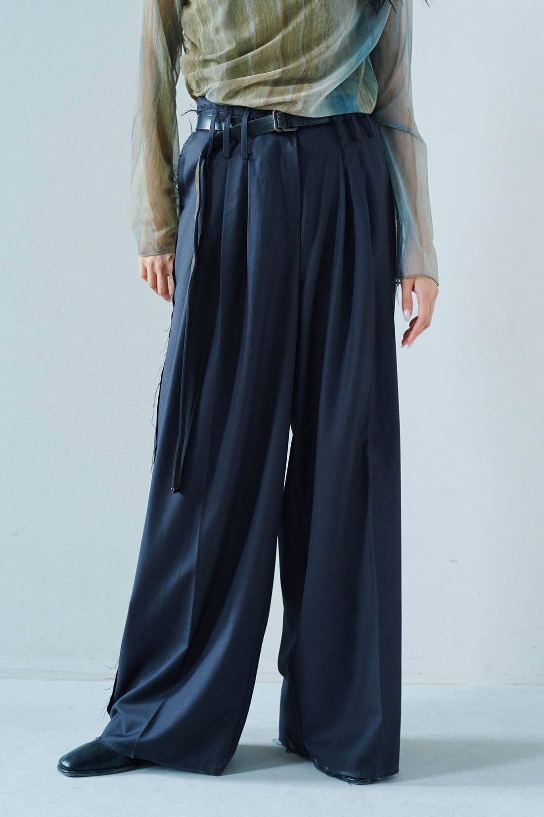 MEDE19F [メデ・ジュウキュウ]|韓国セレクト REPELLER 切りっぱなしスラックス〈ダークチャコール〉