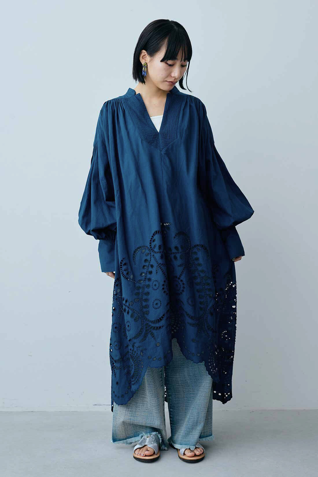 MEDE19F [メデ・ジュウキュウ]|MEDE19F　〈MADE IN INDIA COLLECTION〉エンブロイダリーコットンワンピース|モデル身長：158cm　着用サイズ：2