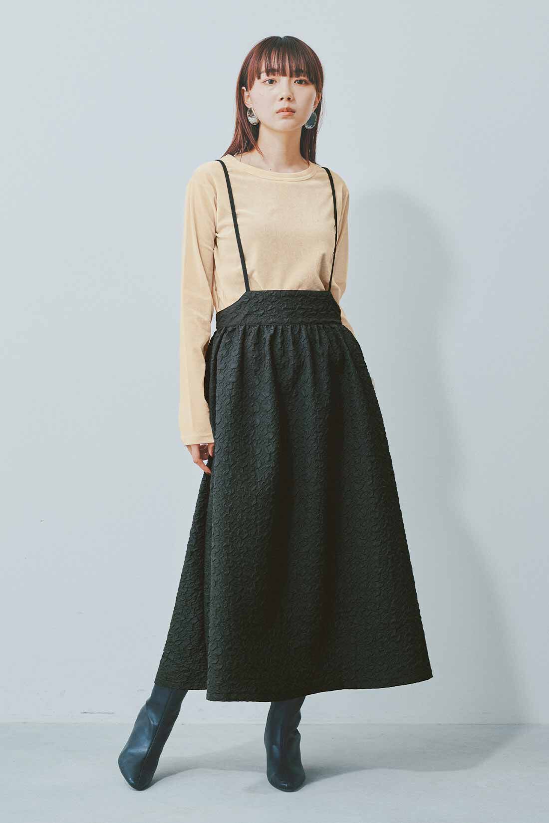 MEDE19F [メデ・ジュウキュウ]|MEDE19F ふくれジャカード風素材のサスペンダースカート〈ブラック〉|モデル身長：163cm　着用サイズ：M