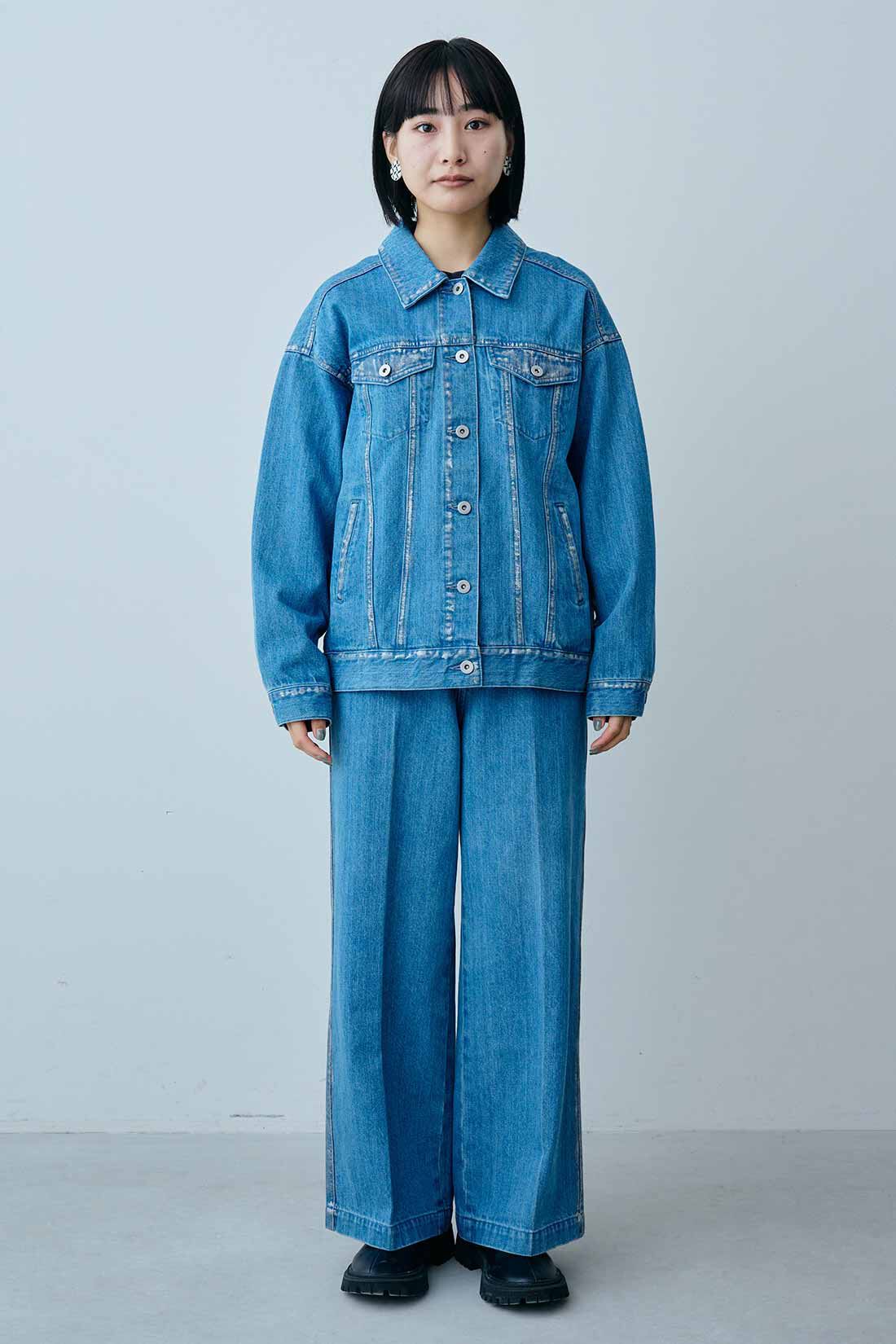 MEDE19F [メデ・ジュウキュウ]|MEDE19F　箔プリントのオーバーサイズデニムジャケット〈ブルー〉|モデル身長：158cm　着用サイズ：M