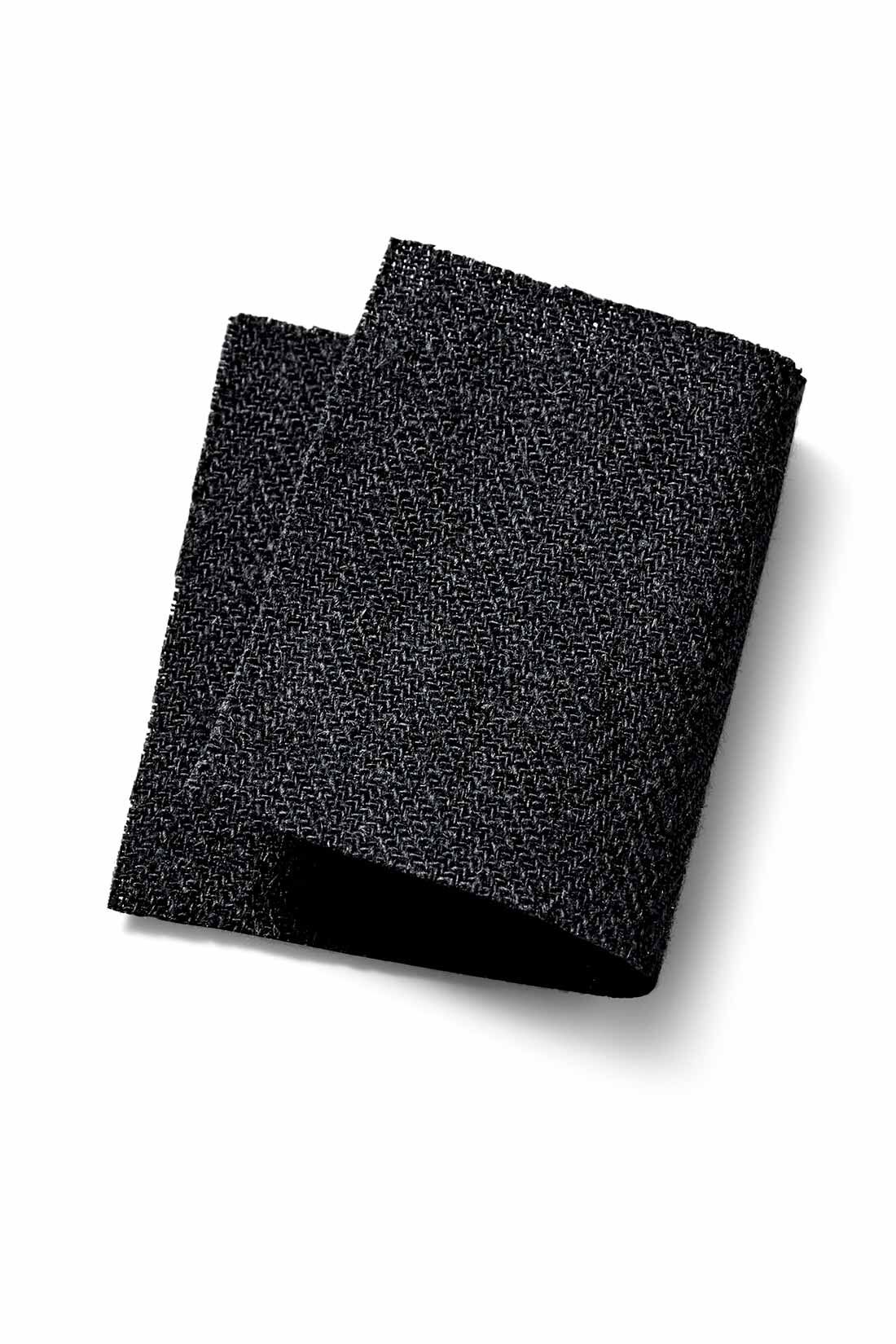 MEDE19F|MEDE19F　生地から作りこんだ ミリタリーカーゴパンツ〈ブラック〉|ふしのある綿麻混紡糸をやや甘めに織ることで、ヘリンボーン柄の凹凸が際立ち、黒一色でも豊かな表情に。