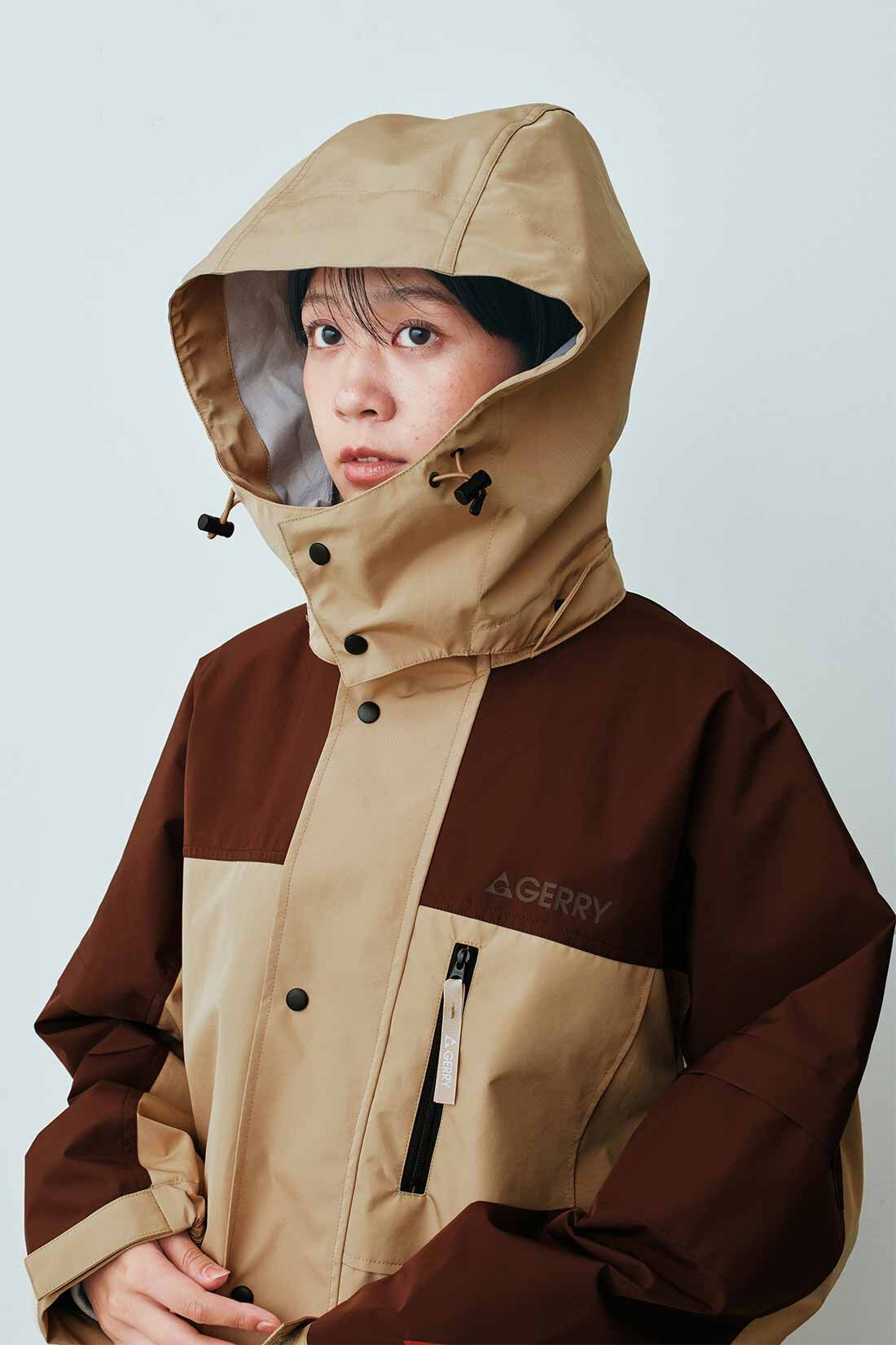 GERRY（Ｒ） for MEDE19F　高山都さんコラボ ライナー付きマウンテンコート|GERRY®のロゴプリントは マットなカーキカラーで、大人の落ち着き。