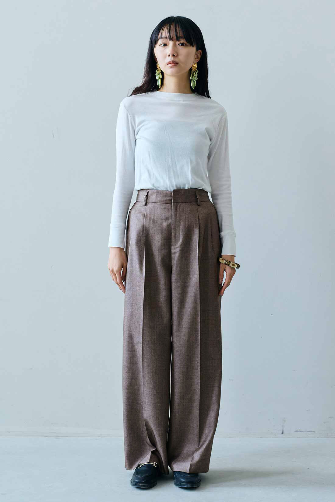 MEDE19F|MEDE19F　シャークスキンのリラックスワイドスラックス〈グレーベージュ〉|モデル身長：163cm　着用サイズ：M