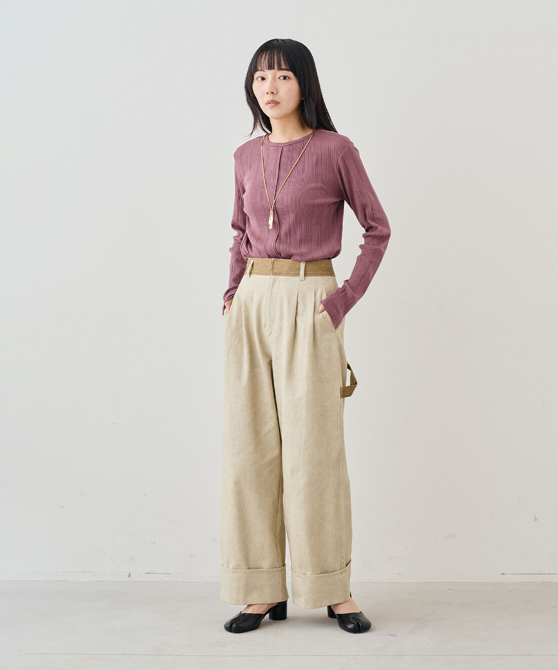MEDE19F|ヴィンテージライク チノ素材 ワークスラックス〈ベージュ〉とコットンランダム リブトップスの会とコットンランダム リブトップスの会のコーディネート