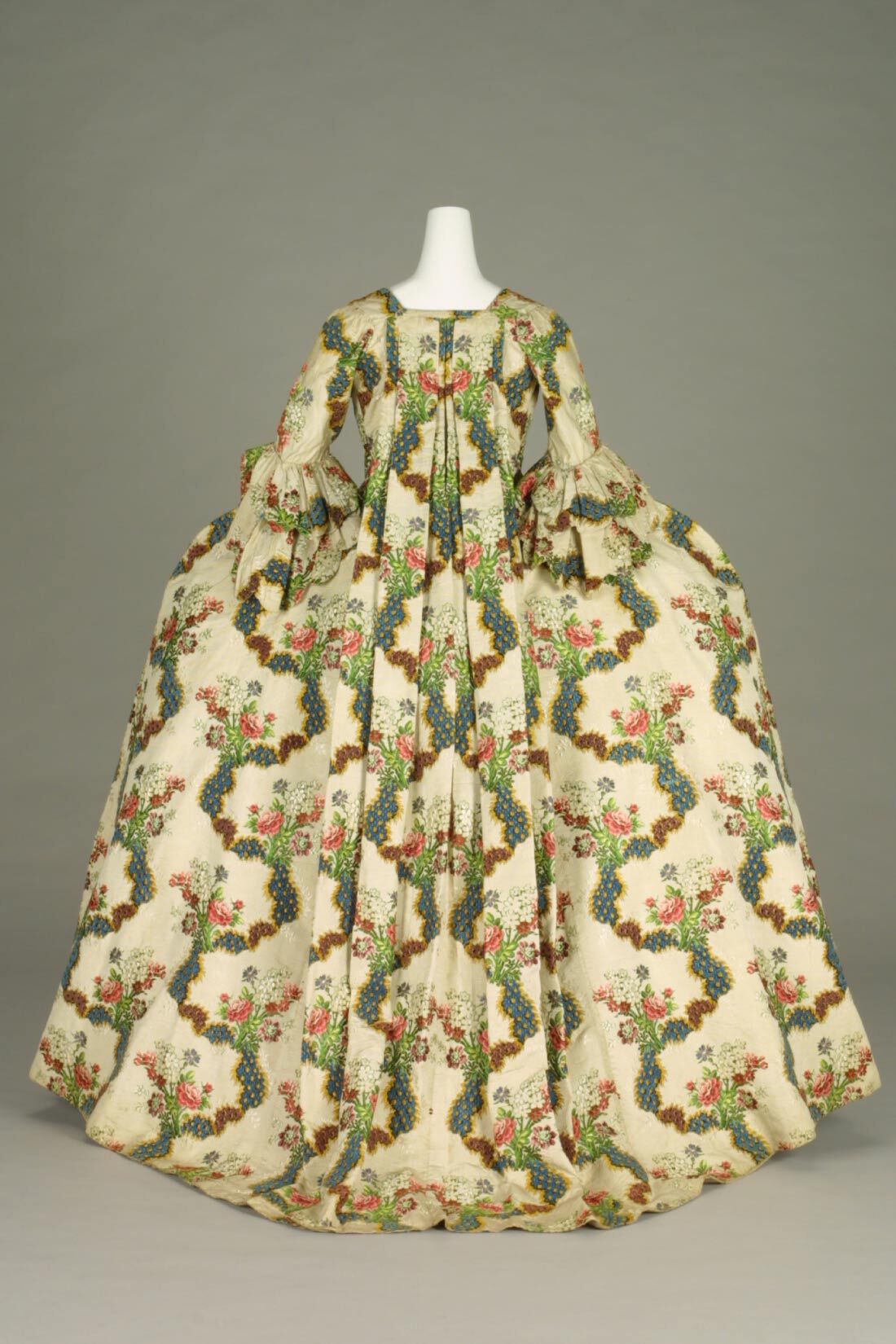 MEDE19F|MEDE19F　KCI×MEDE19F 衣裳柄扇子|ドレス　1775年（素材：1760年代）　フランス製　©The Kyoto Costume Institute, Photo by KCI