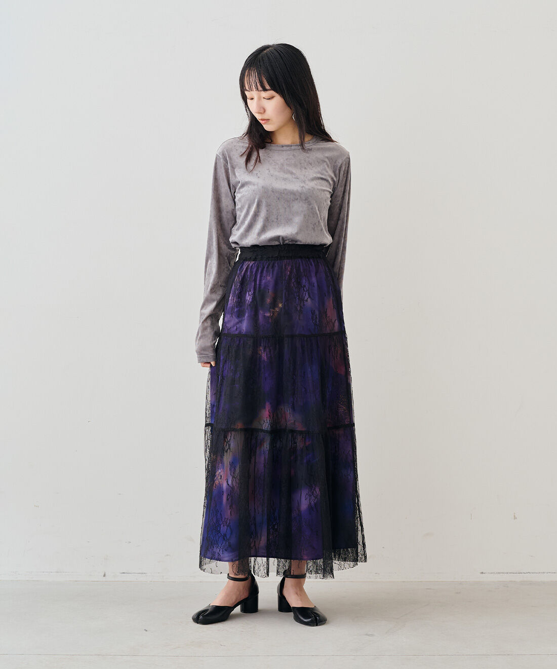 MEDE19F|クラッシュべロア調 トップスの会とクラッシュべロア調 トップスの会と花プリントとレースのスカートセット〈ブラック＆パープル〉のコーディネート