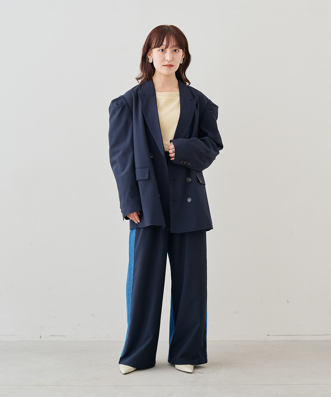MEDE19F [メデ・ジュウキュウ]|ネイビーブレザーとクラッシュべロア調 トップスの会とドッキングマリンパンツ〈ネイビー〉のコーディネート