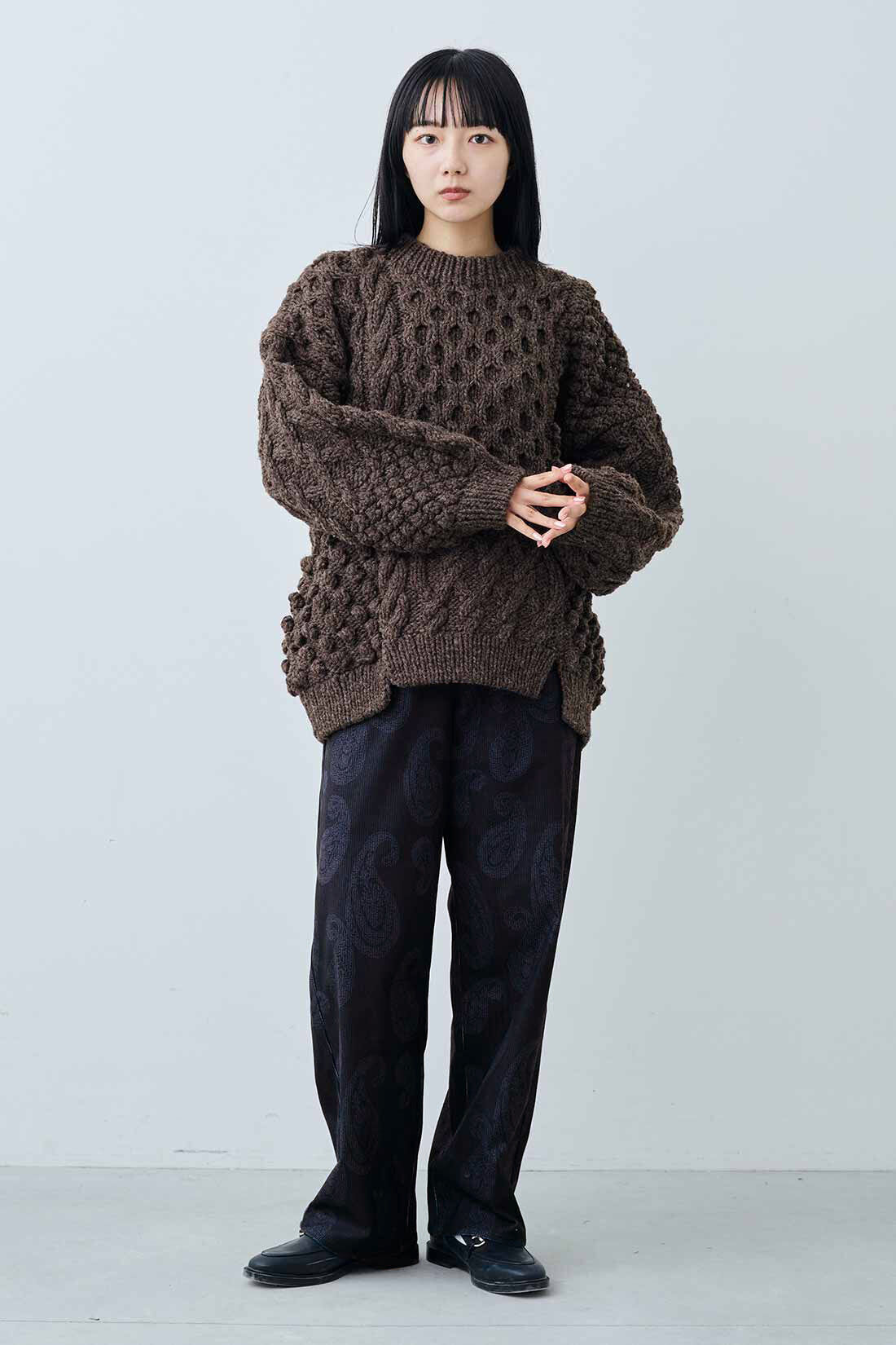 MEDE19F|MEDE19F ペルーで手編みされた パッチワーク風アランニット|モデル身長：163cm　着用サイズ：M