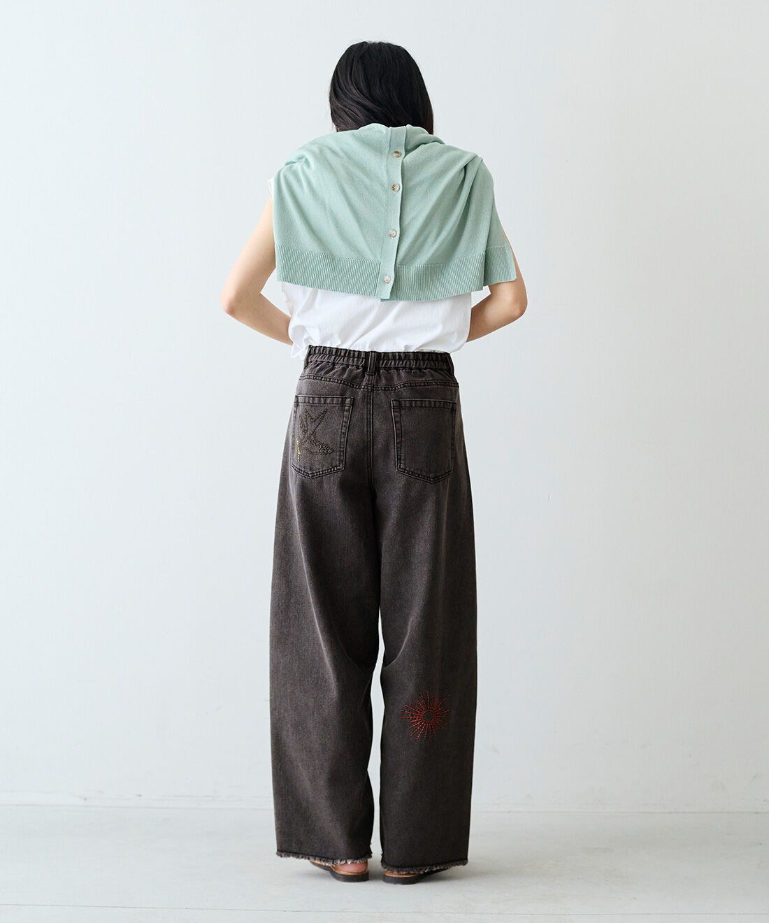 MEDE19F|MEDE19F 刺しゅうとプリントをほどこしたバレルデニム|モデル身長：163cm　着用サイズ：M