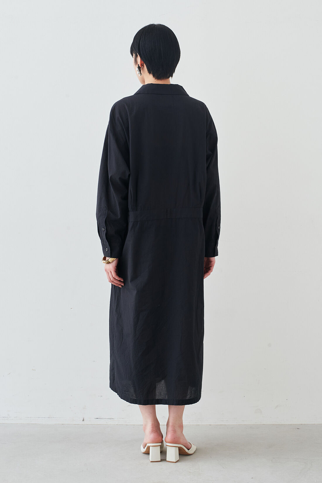 MEDE19F [メデ・ジュウキュウ]|MEDE19F　日陰をまとうシャツコートワンピース〈ブラック〉|モデル身長：163cm　着用サイズ：M