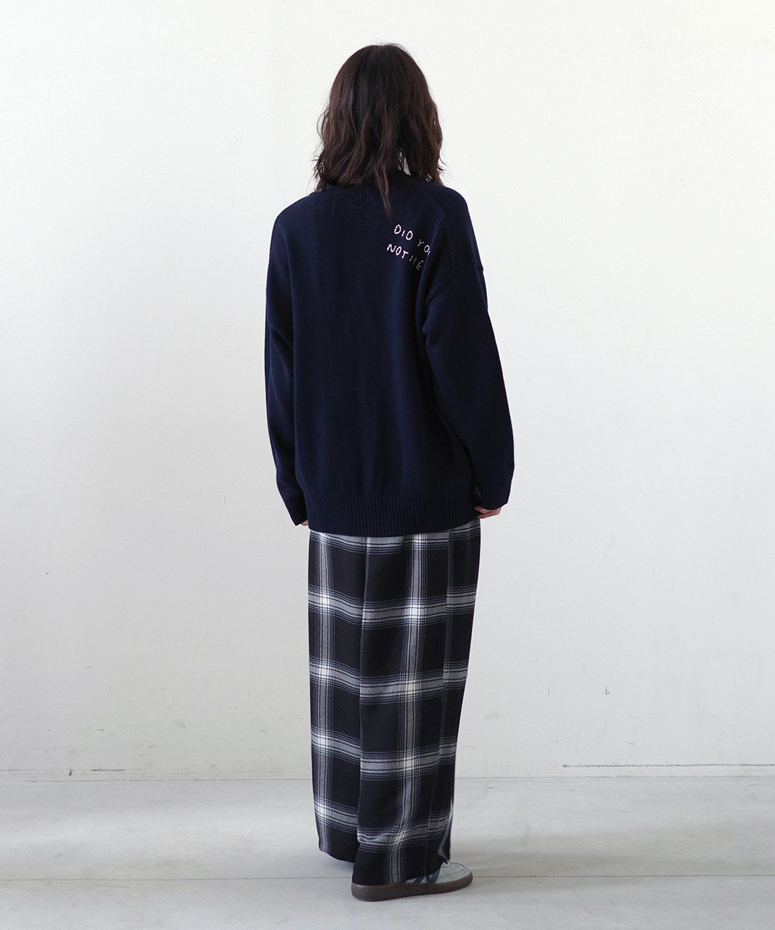 MEDE19F|コットンシアー ラグラントップスとラップデザイン プリントチェックパンツ〈ブラック〉のコーディネート