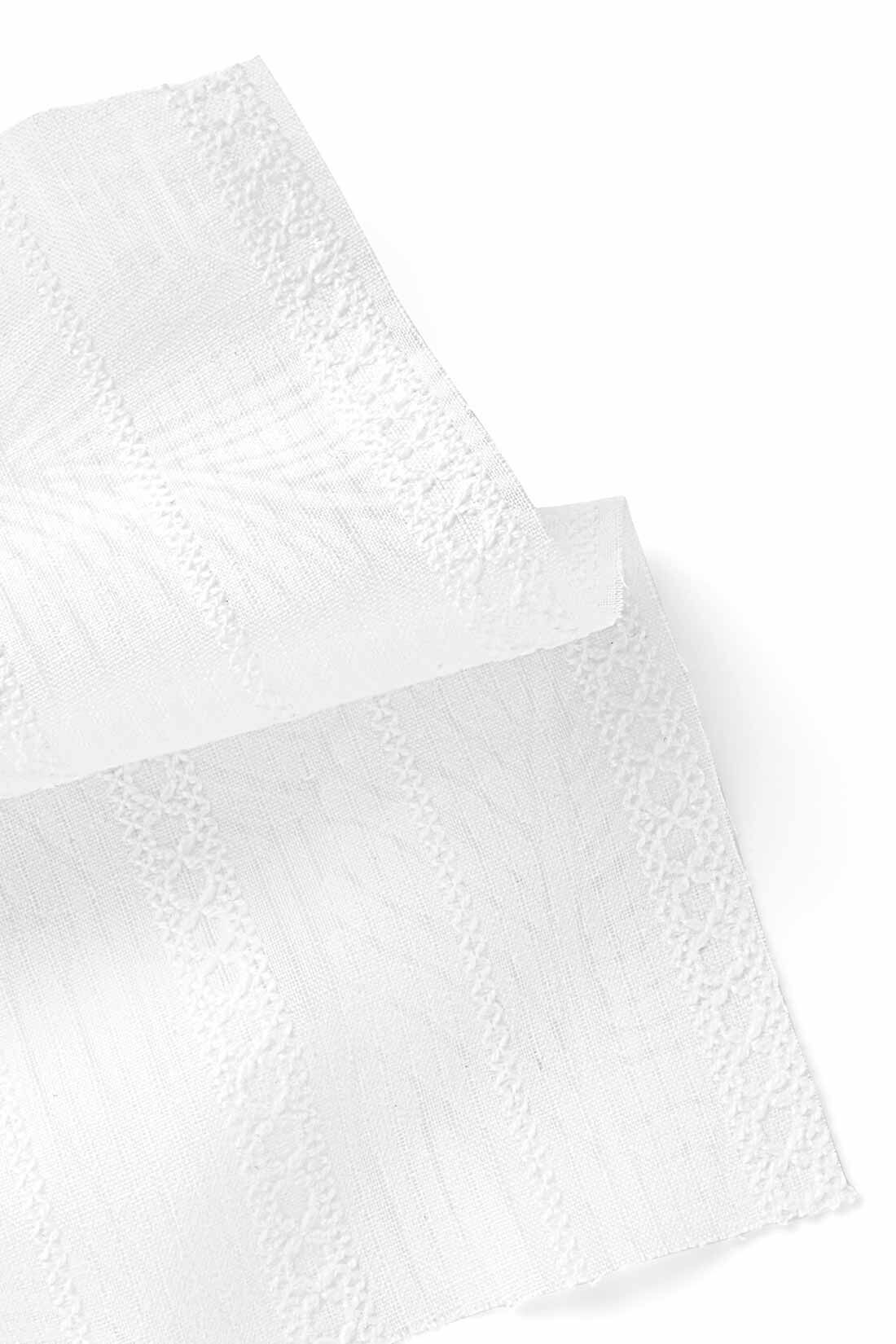 MEDE19F|MEDE19F　オパール加工リーフ柄ブラウス〈ホワイト〉|オパール加工でリーフ柄を表現した、薄手の綿混素材。ストライプ状の装飾刺しゅうと相まって、豊かな表情を見せています。